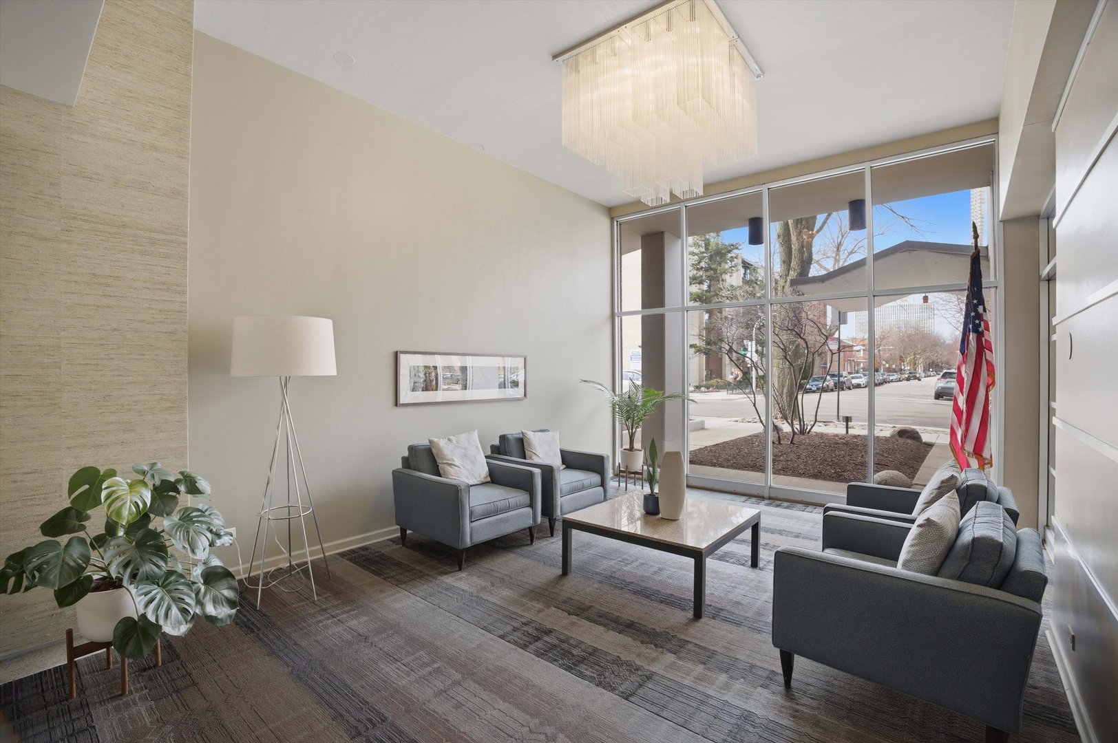 555 W Cornelia Avenue Unit: 210