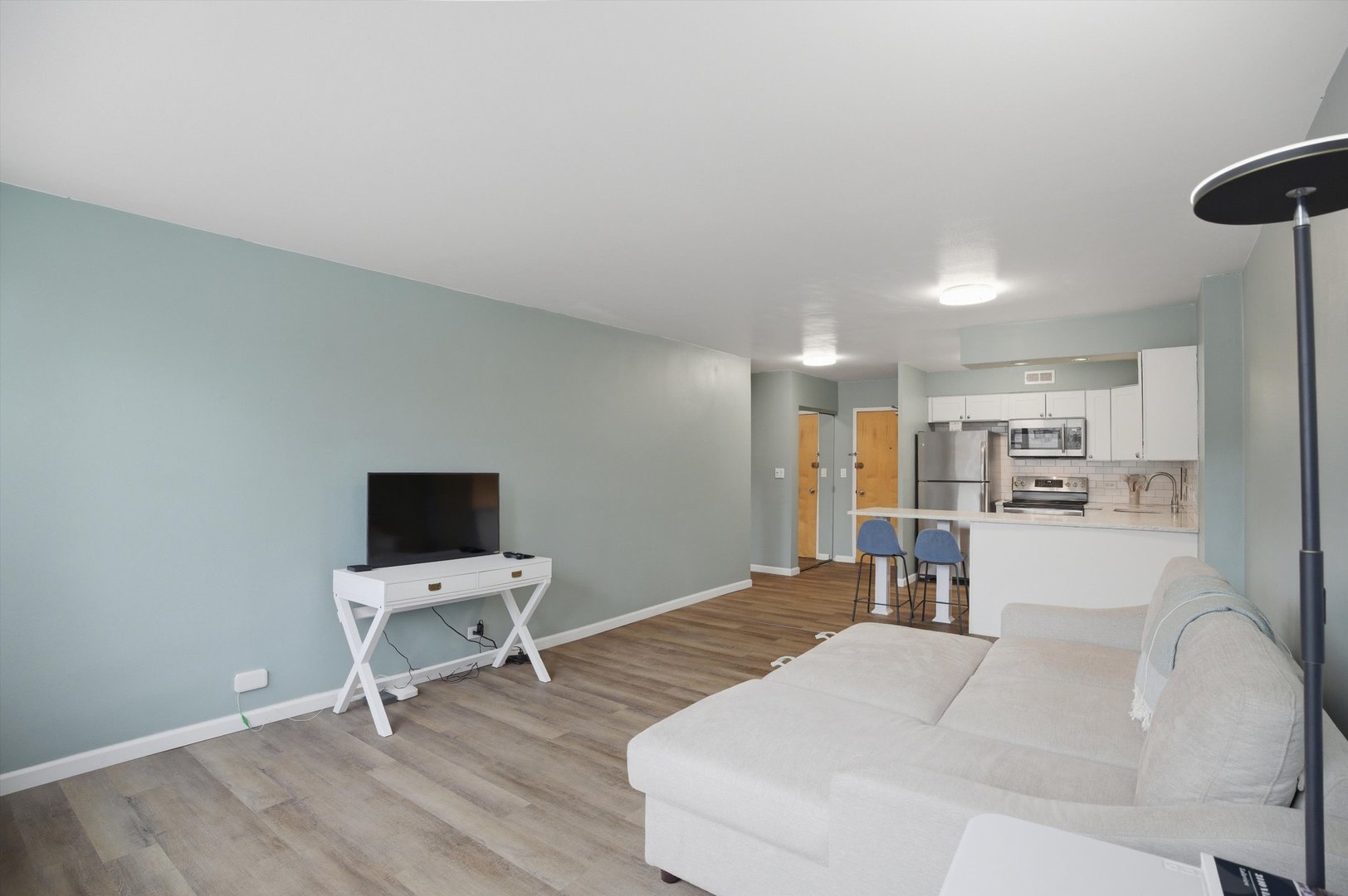 555 W Cornelia Avenue Unit: 210