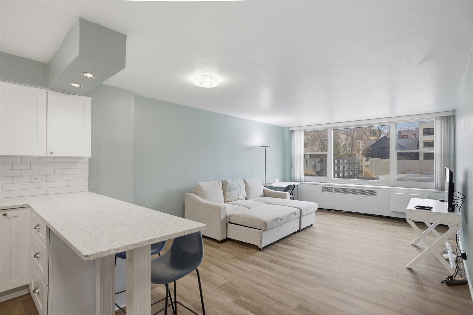 555 W Cornelia Avenue Unit: 210