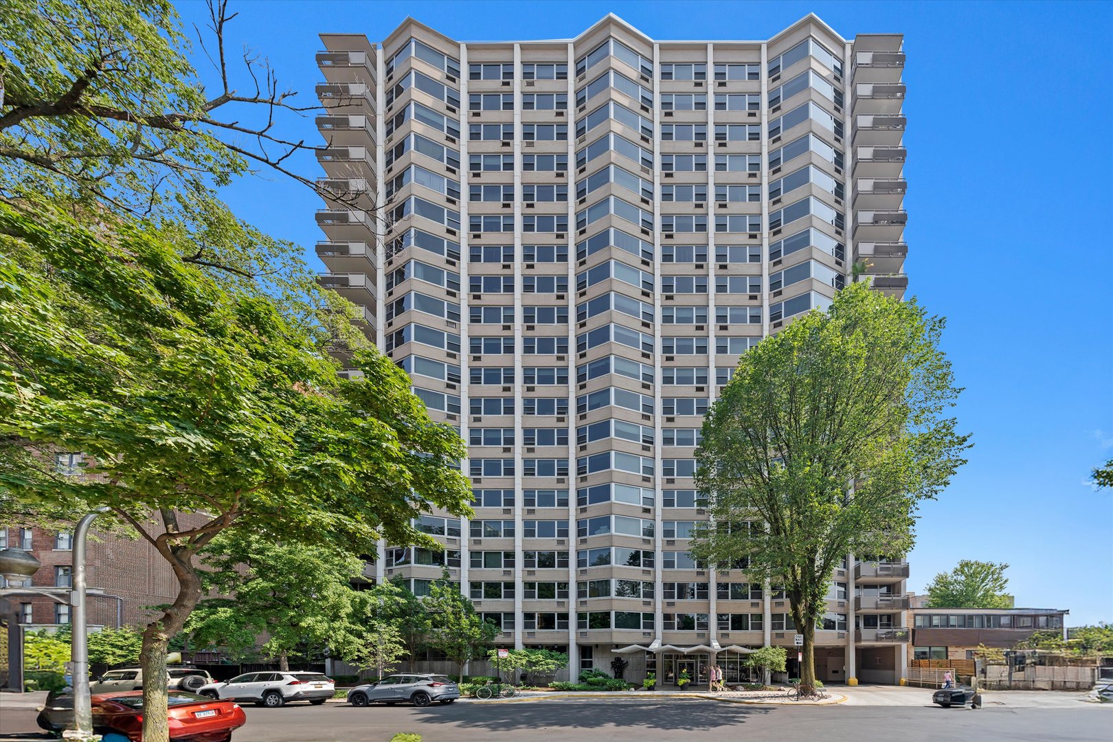 555 W Cornelia Avenue Unit: 210