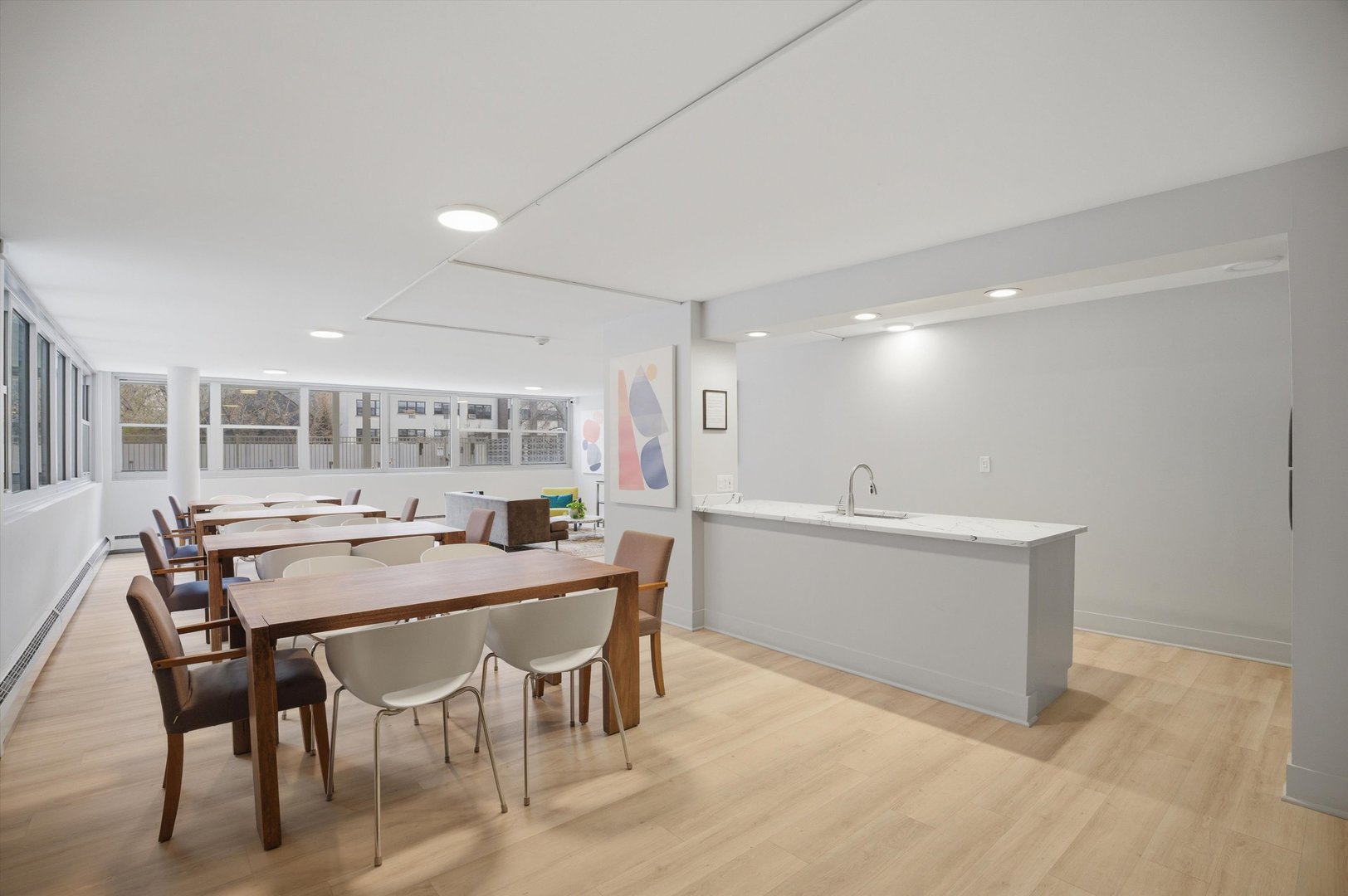 555 W Cornelia Avenue Unit: 210