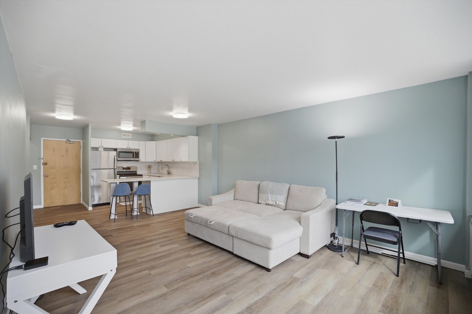 555 W Cornelia Avenue Unit: 210