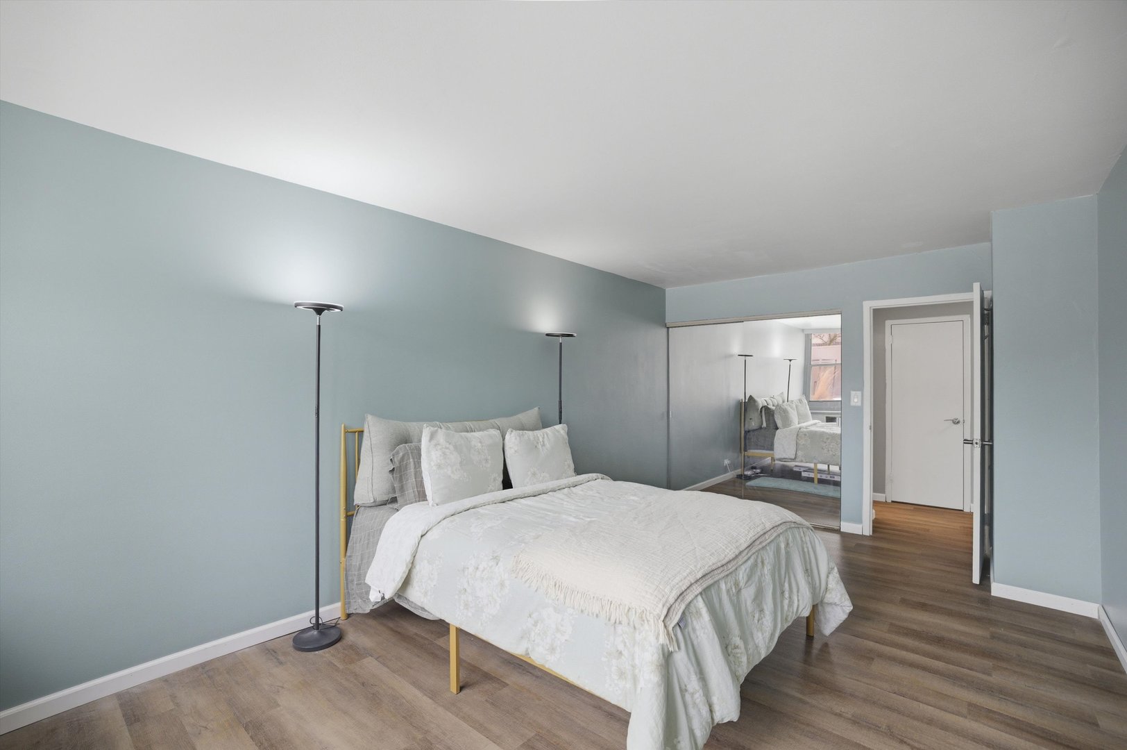 555 W Cornelia Avenue Unit: 210