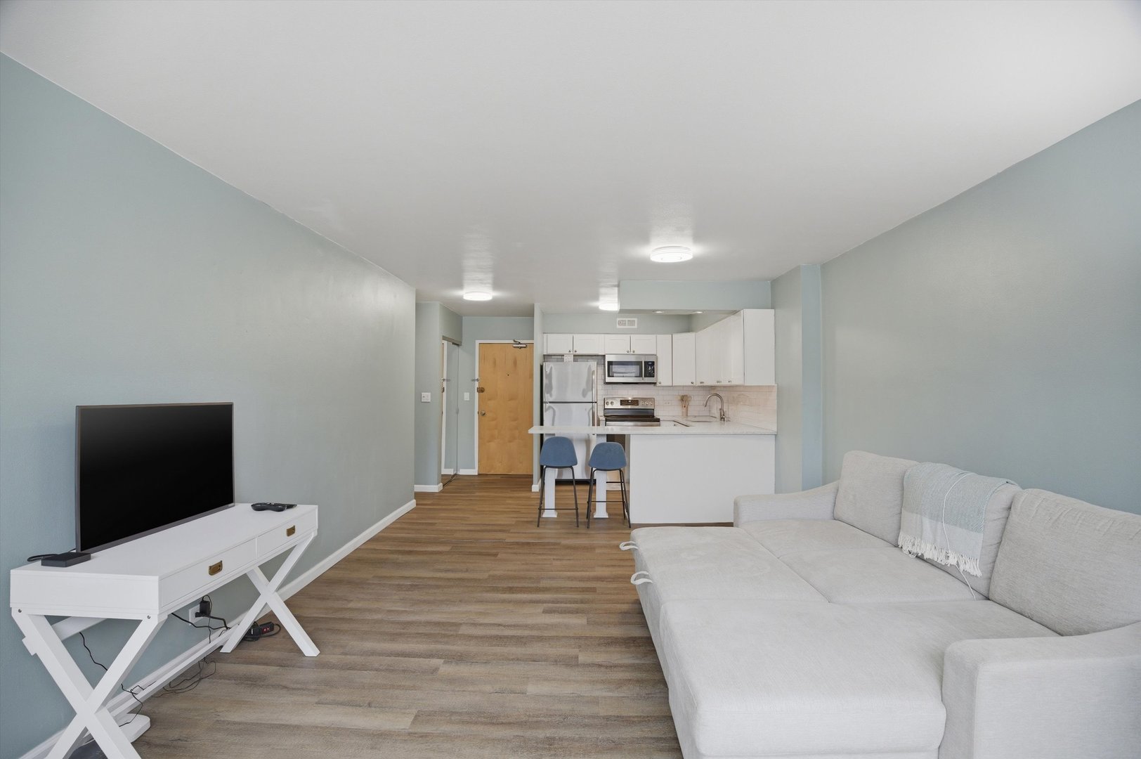 555 W Cornelia Avenue Unit: 210