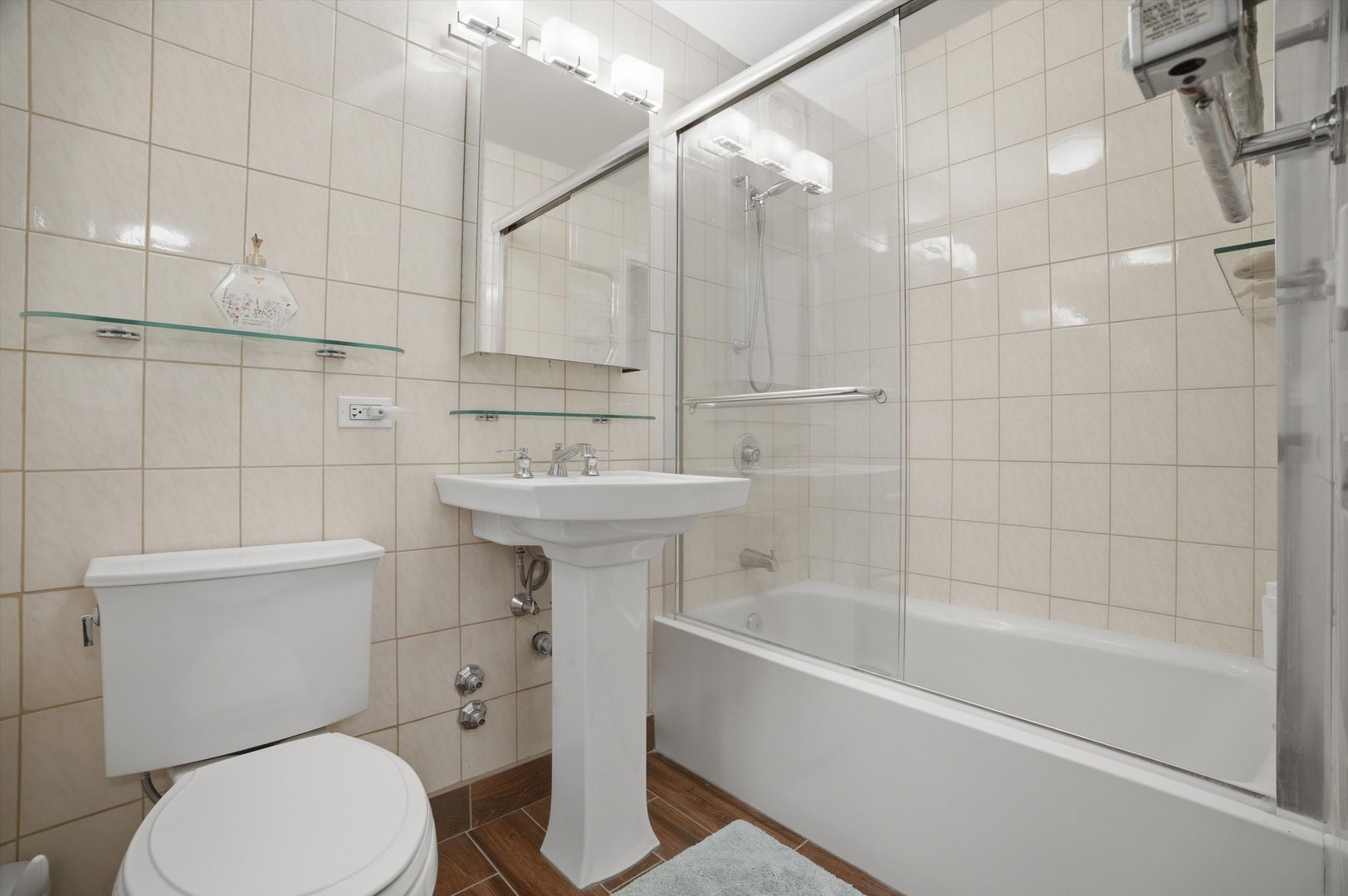 555 W Cornelia Avenue Unit: 210