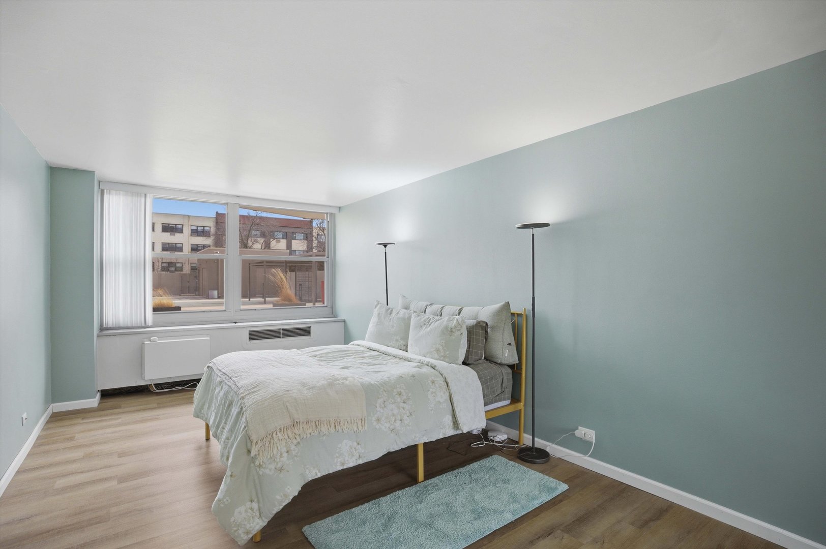 555 W Cornelia Avenue Unit: 210