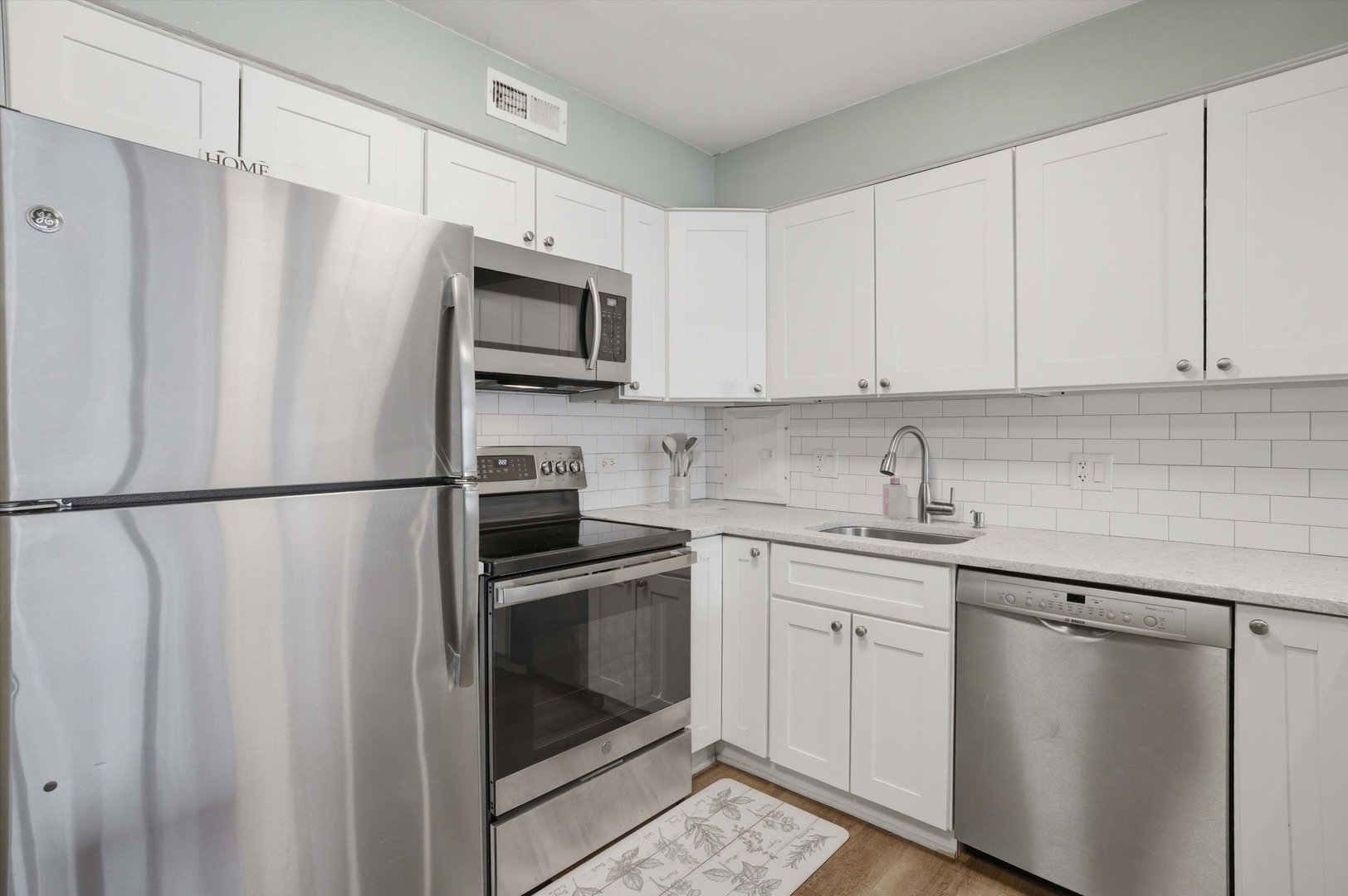 555 W Cornelia Avenue Unit: 210
