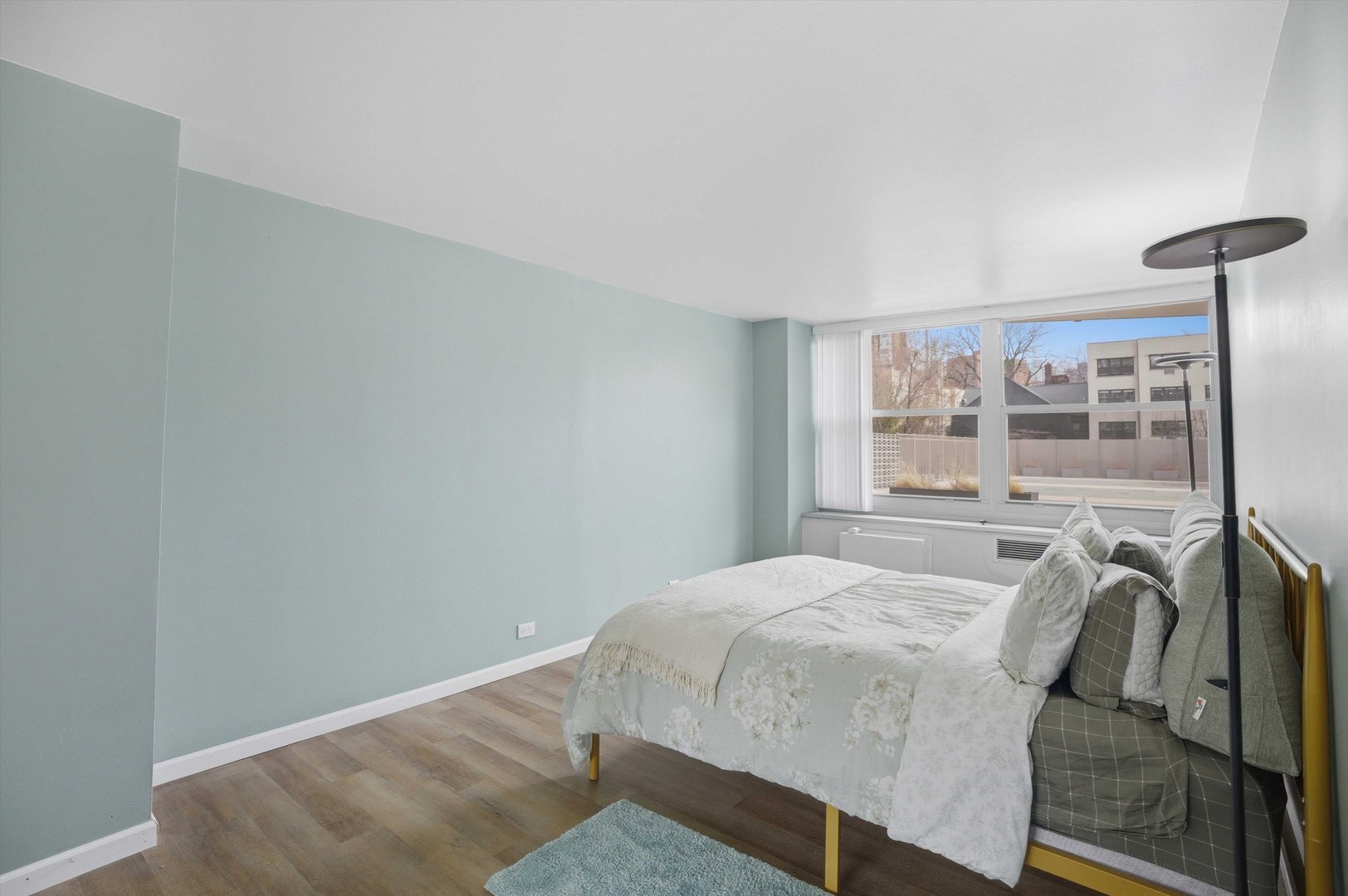 555 W Cornelia Avenue Unit: 210