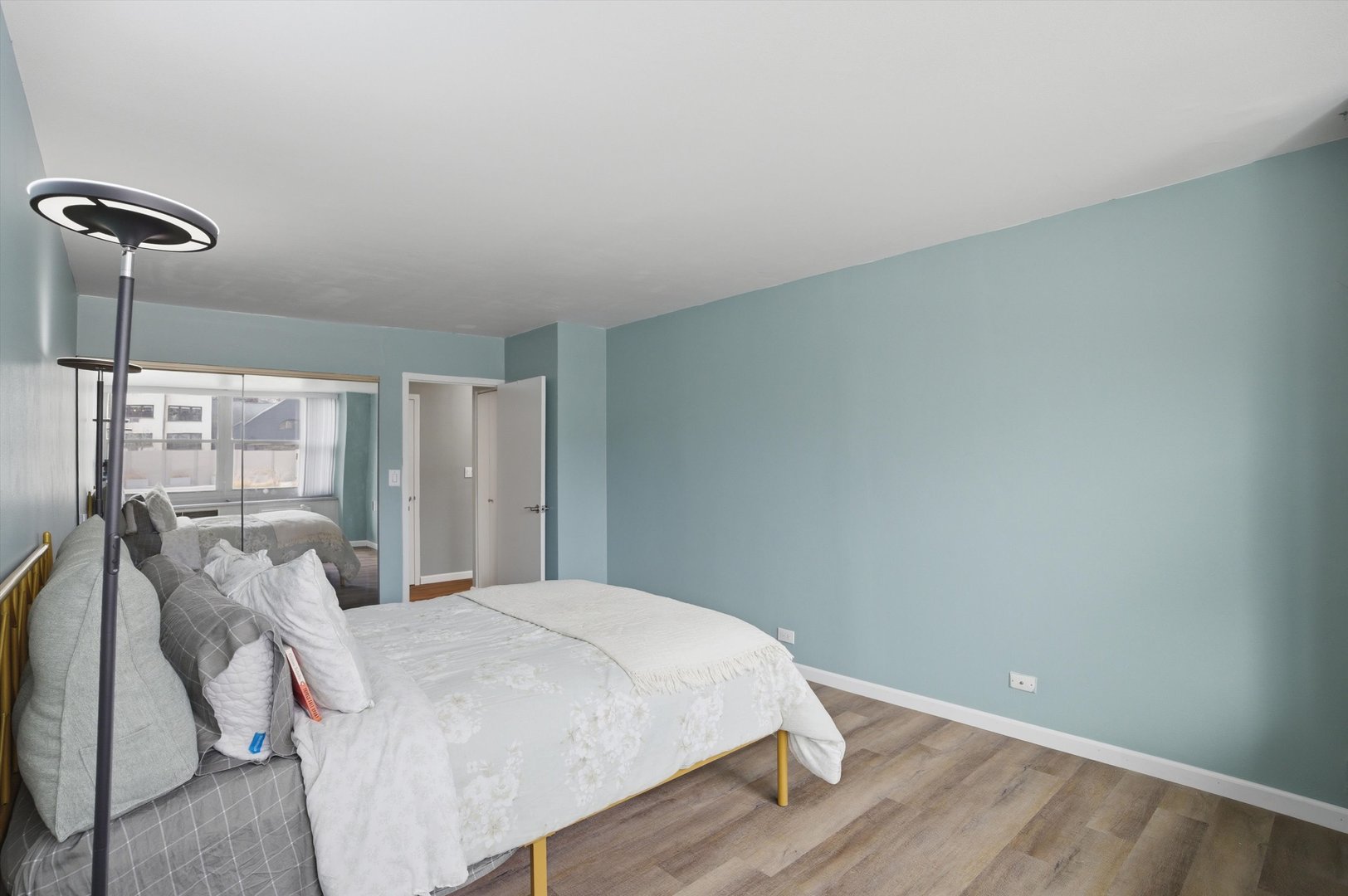 555 W Cornelia Avenue Unit: 210