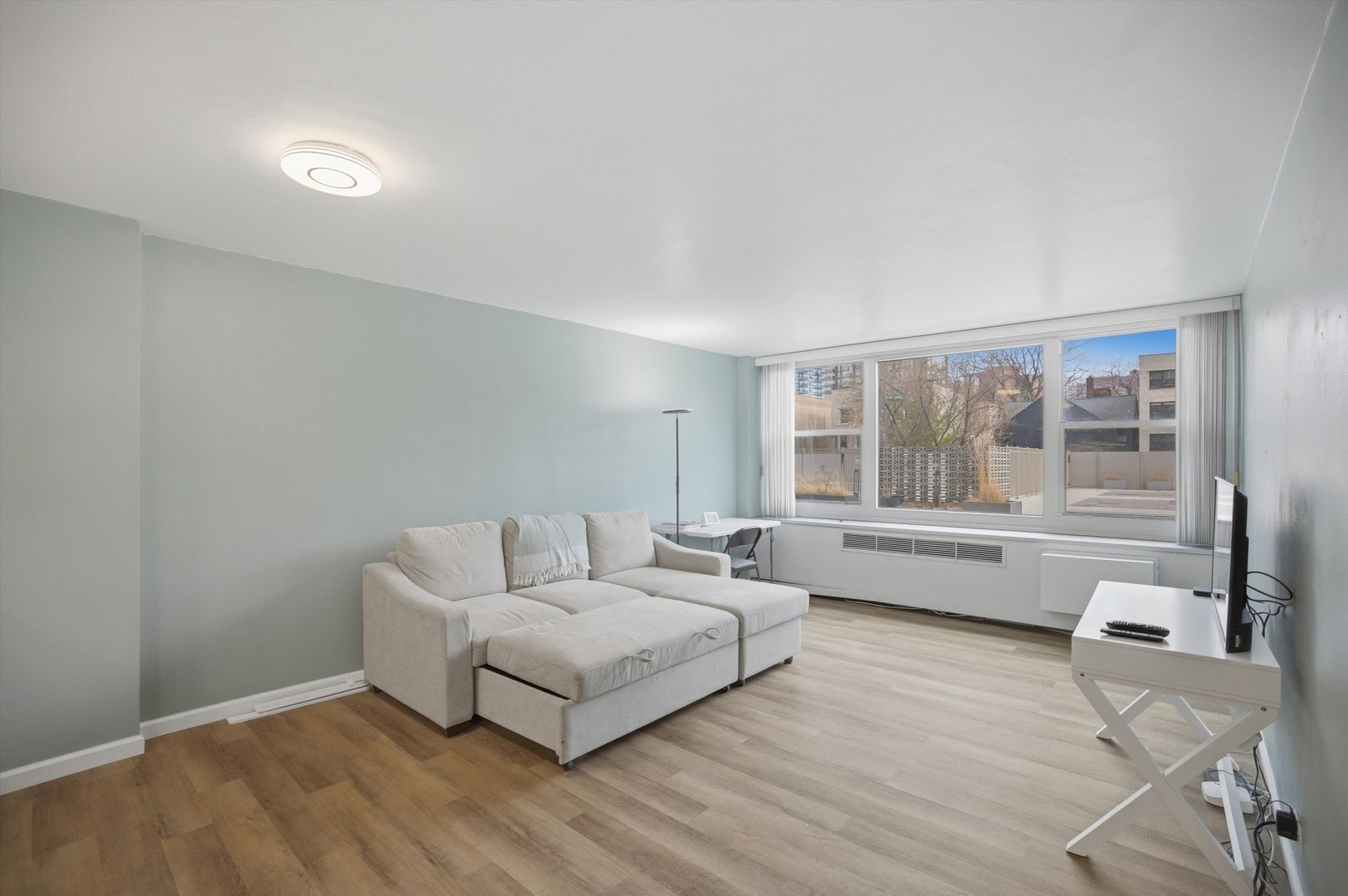 555 W Cornelia Avenue Unit: 210