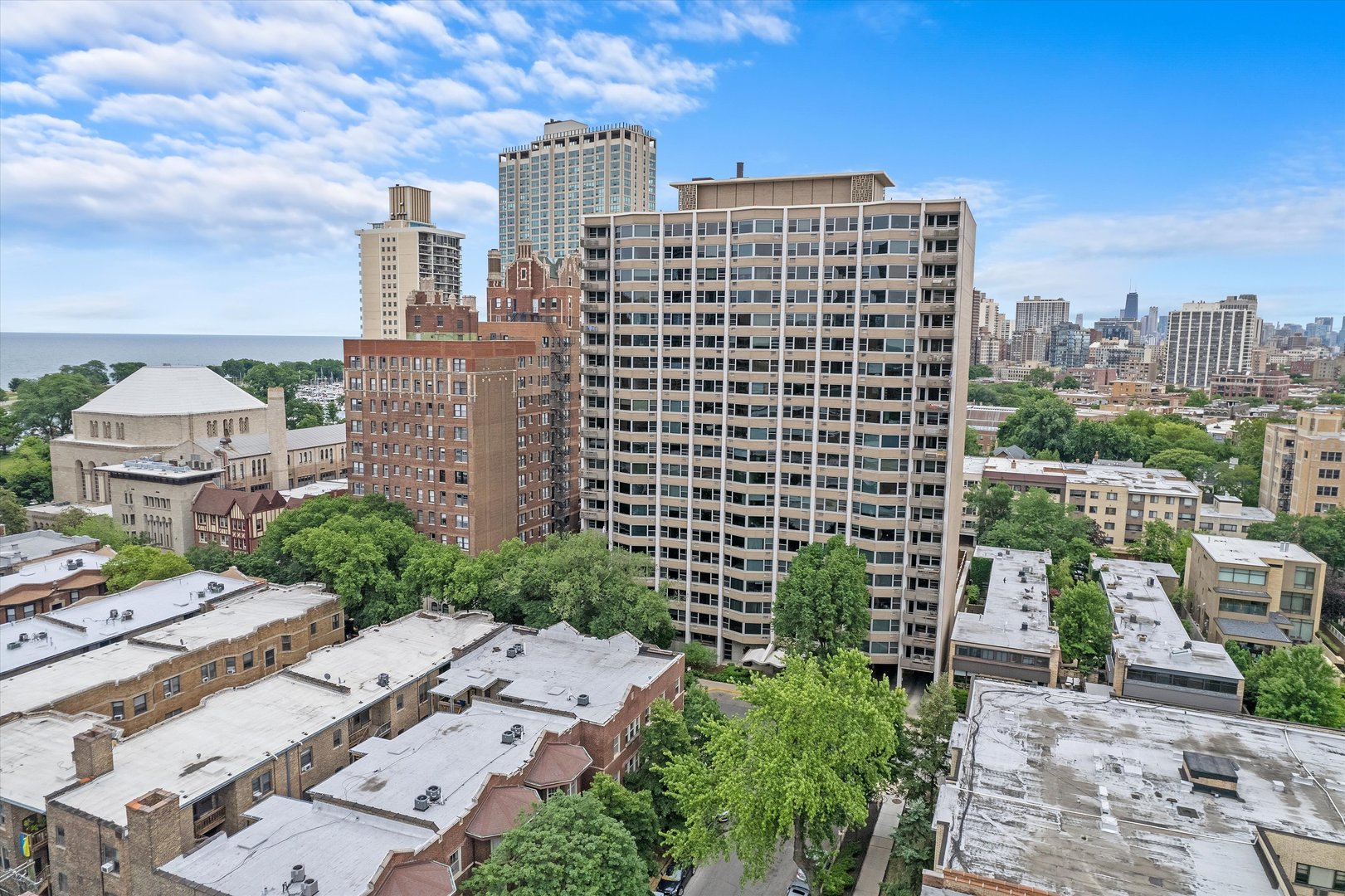 555 W Cornelia Avenue Unit: 210