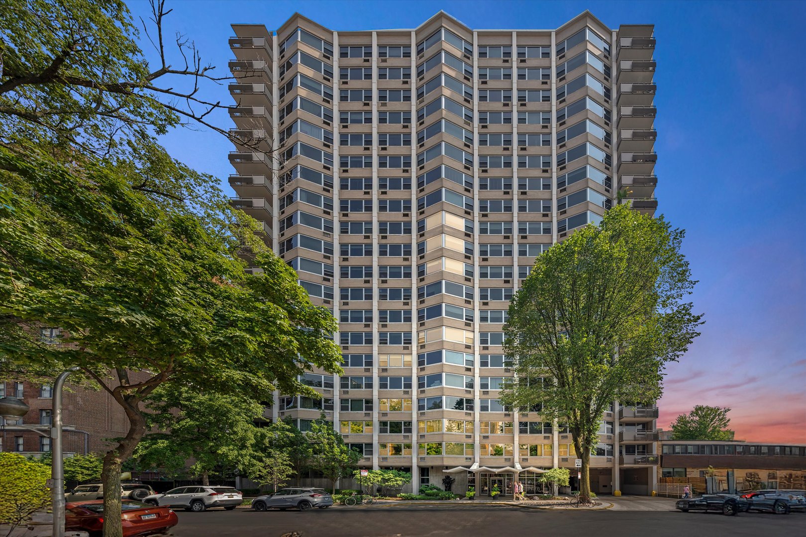 555 W Cornelia Avenue Unit: 210