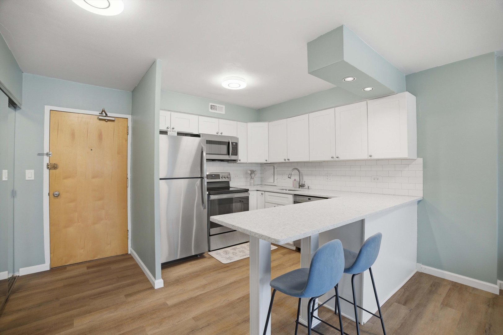 555 W Cornelia Avenue Unit: 210