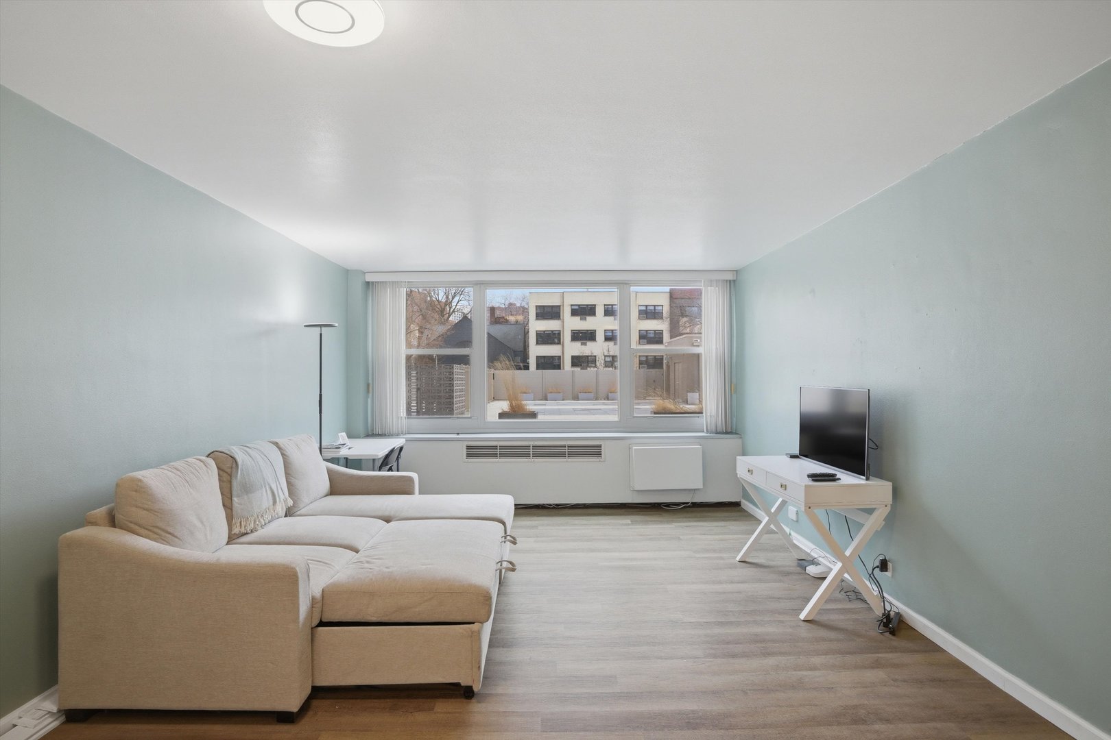 555 W Cornelia Avenue Unit: 210