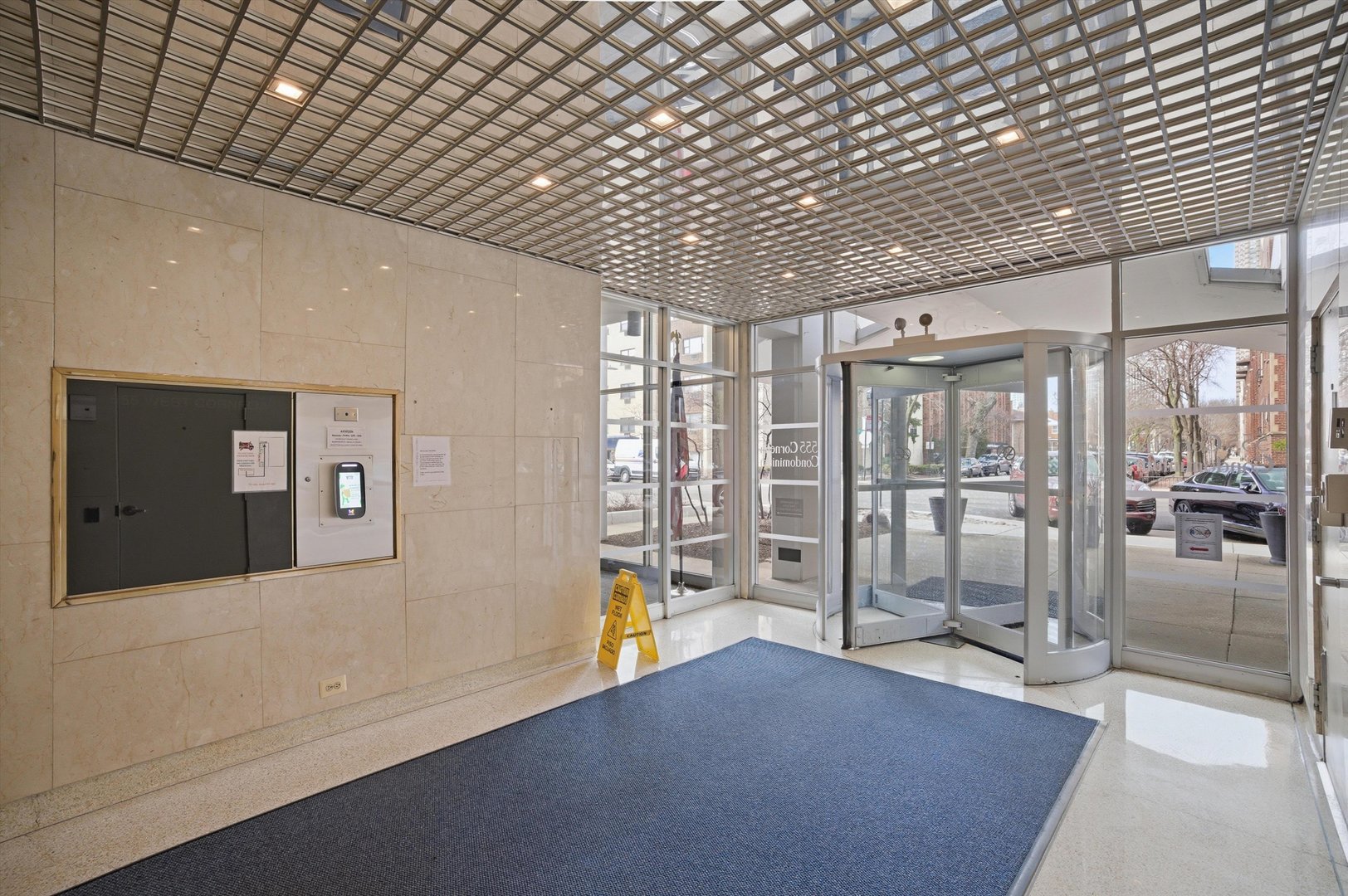 555 W Cornelia Avenue Unit: 210