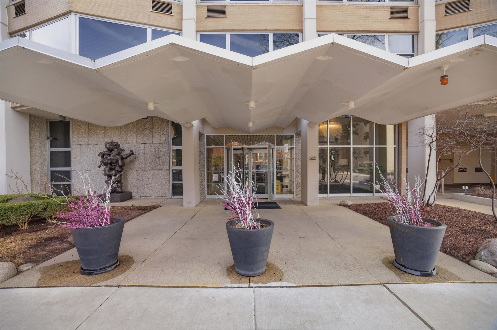555 W Cornelia Avenue Unit: 210