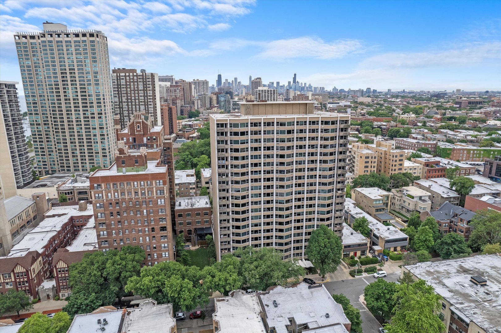 555 W Cornelia Avenue Unit: 210