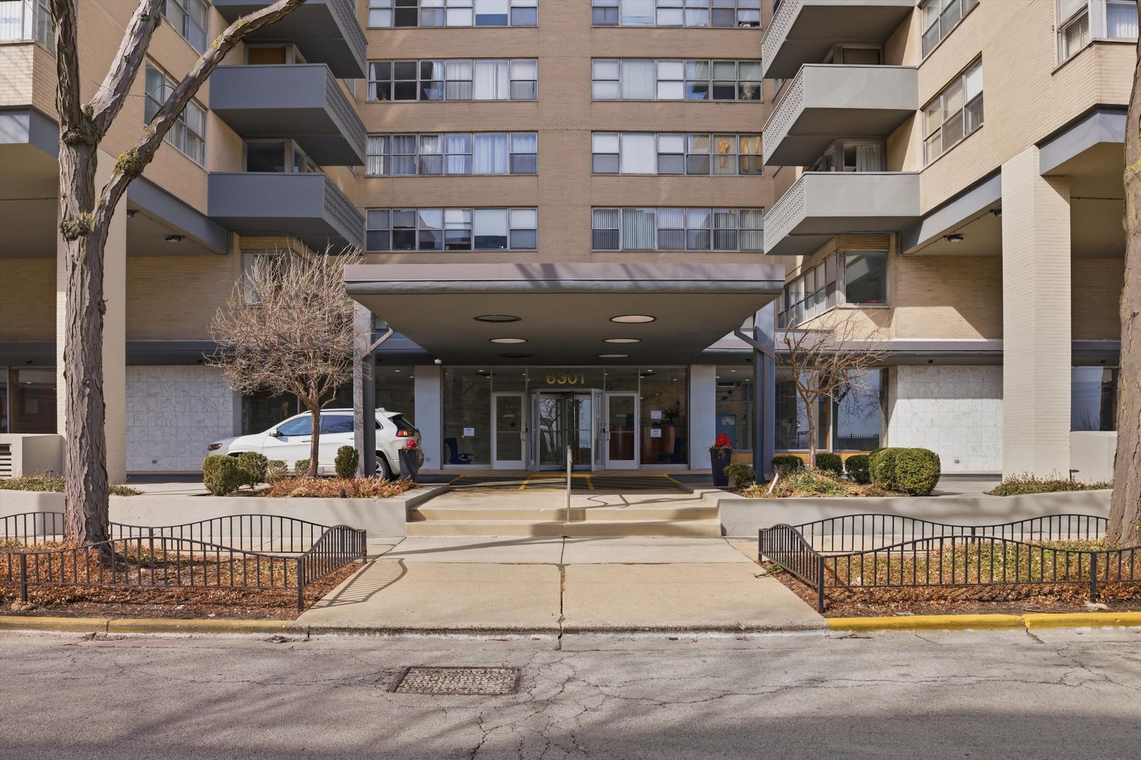 6301 N SHERIDAN Road Unit: 3M