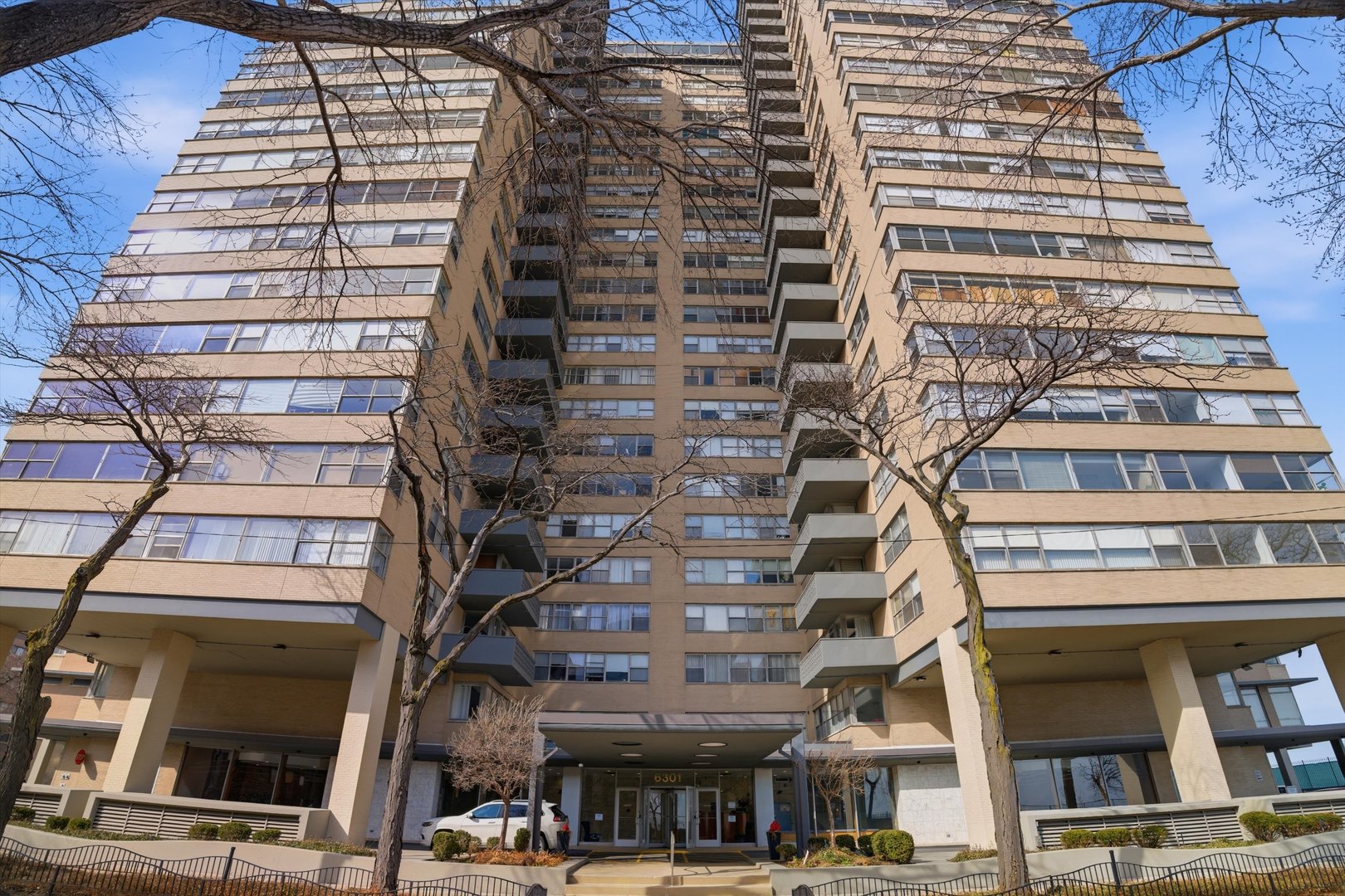 6301 N SHERIDAN Road Unit: 3M