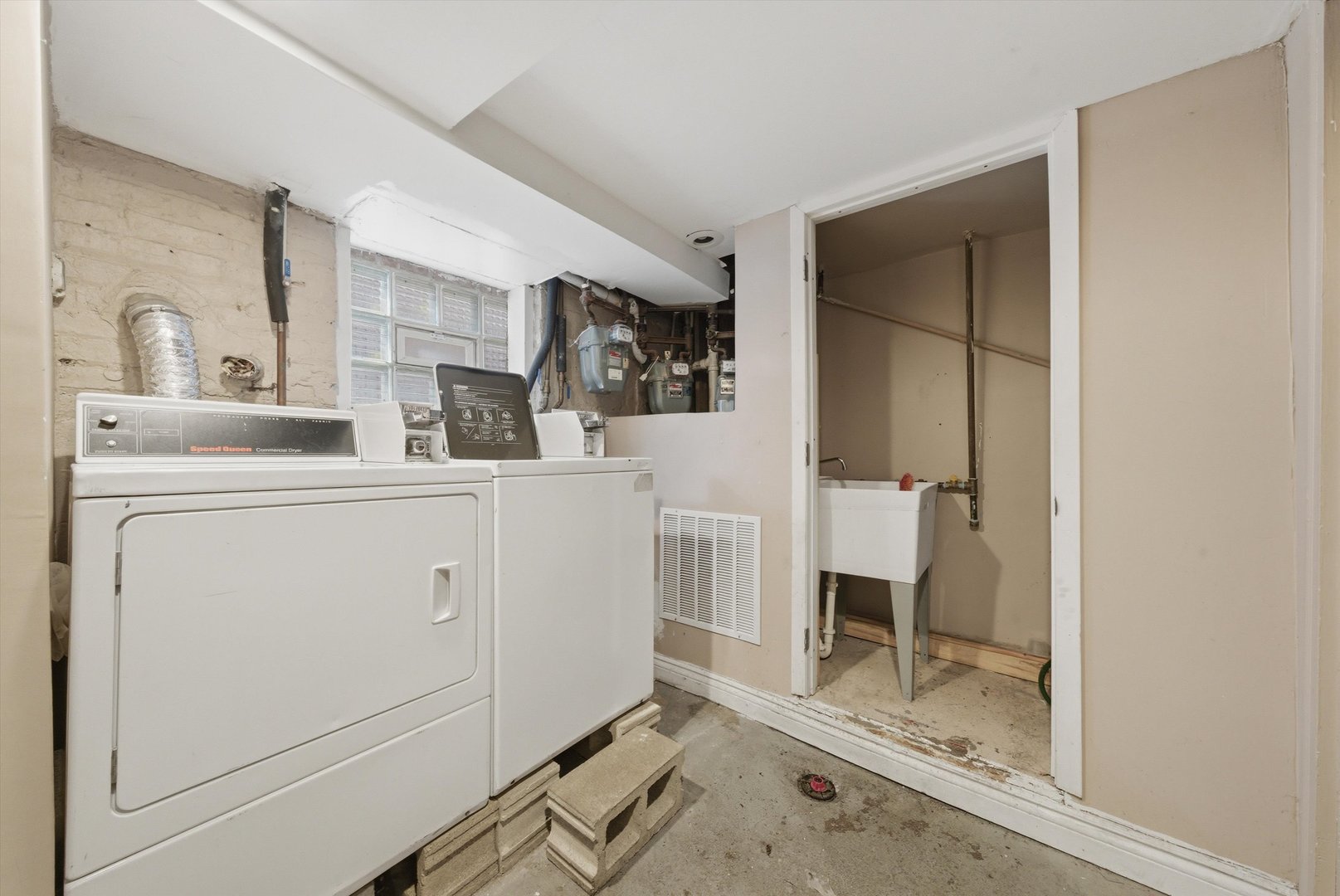 1025 N TRUMBULL Avenue