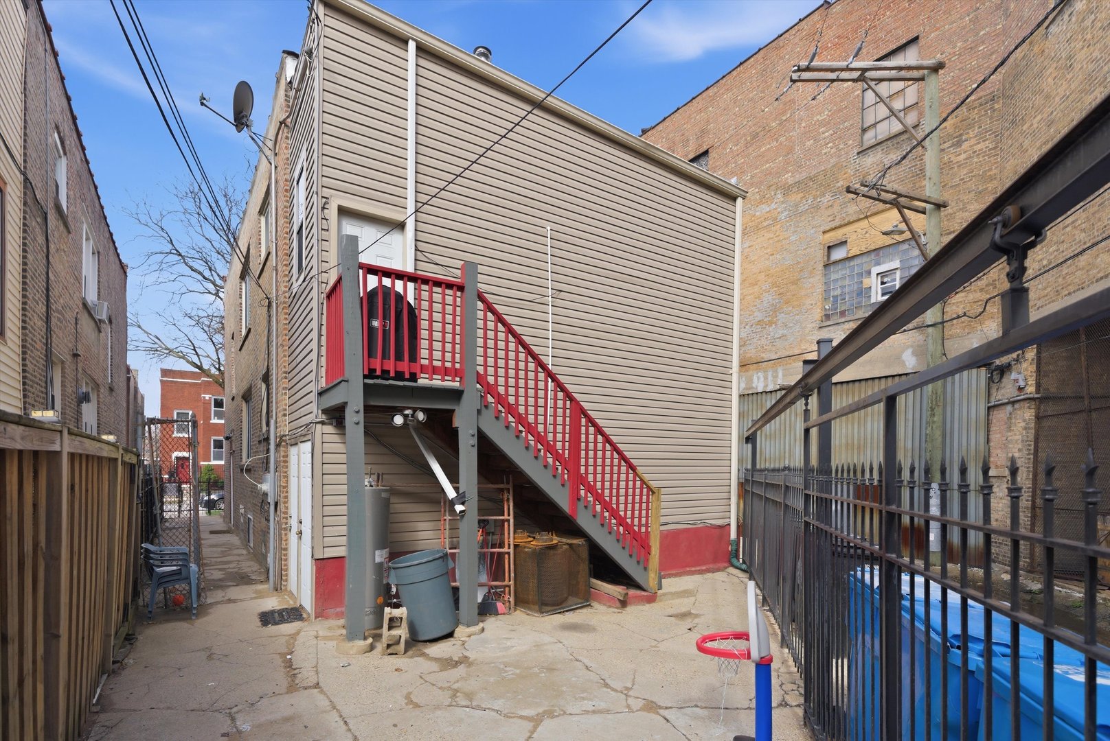 1025 N TRUMBULL Avenue