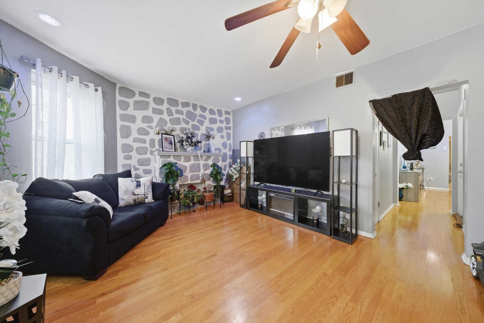 1025 N TRUMBULL Avenue