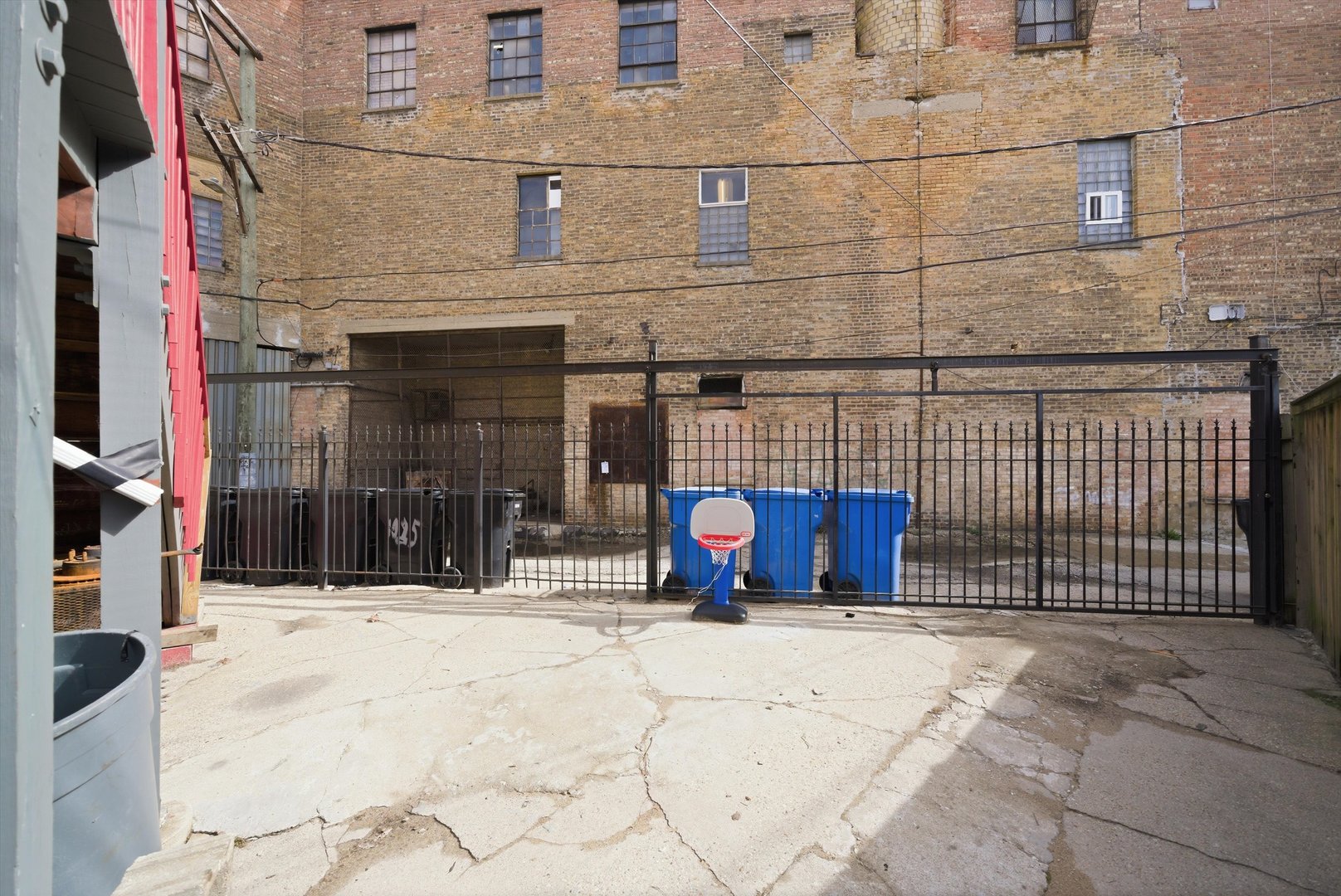 1025 N TRUMBULL Avenue