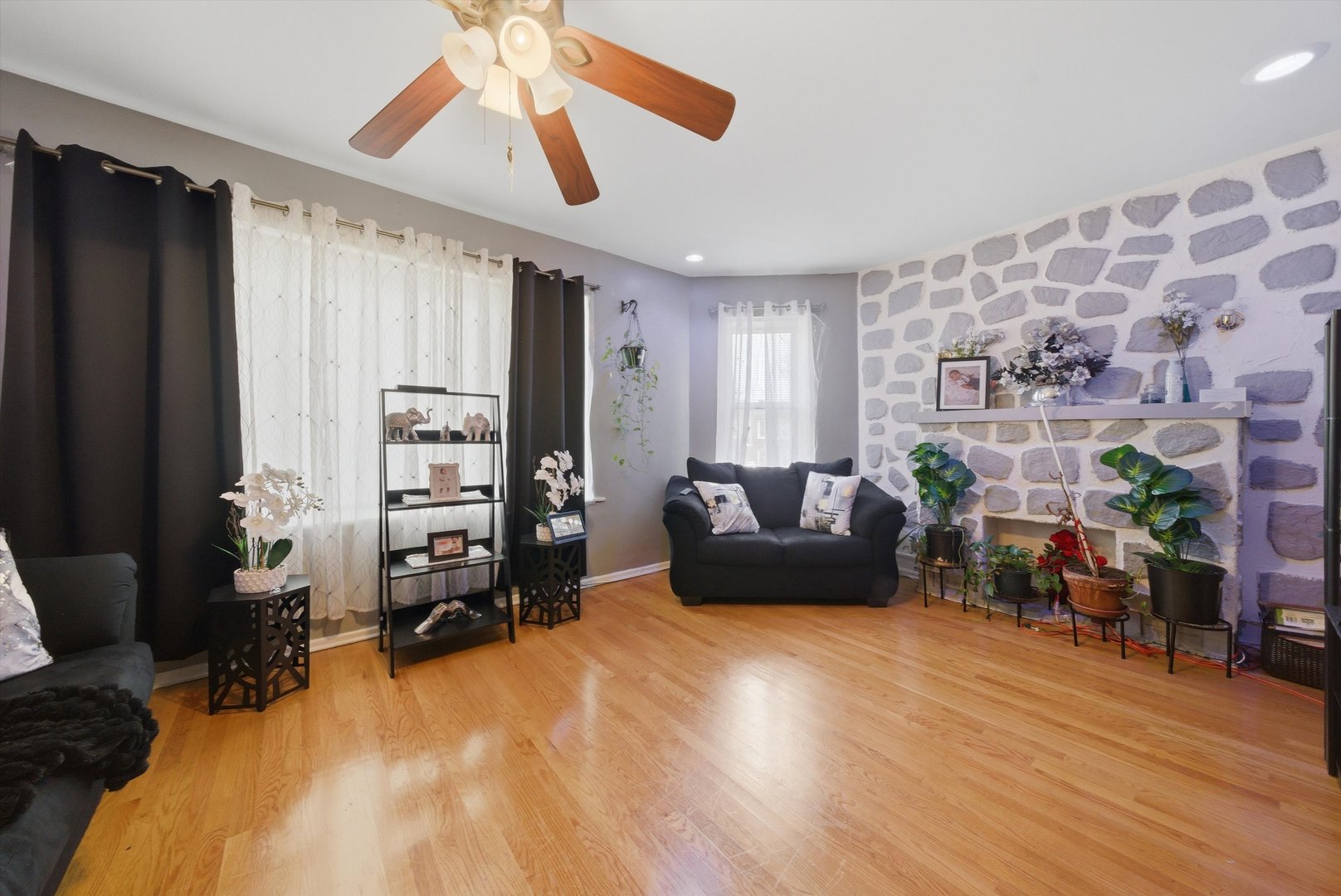 1025 N TRUMBULL Avenue