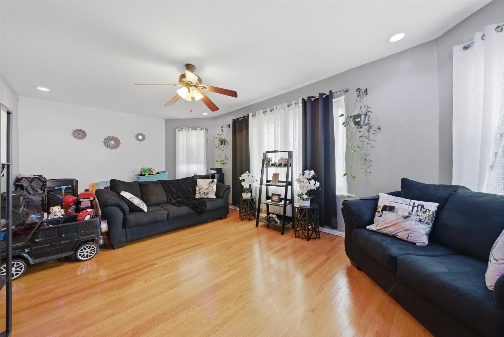 1025 N TRUMBULL Avenue