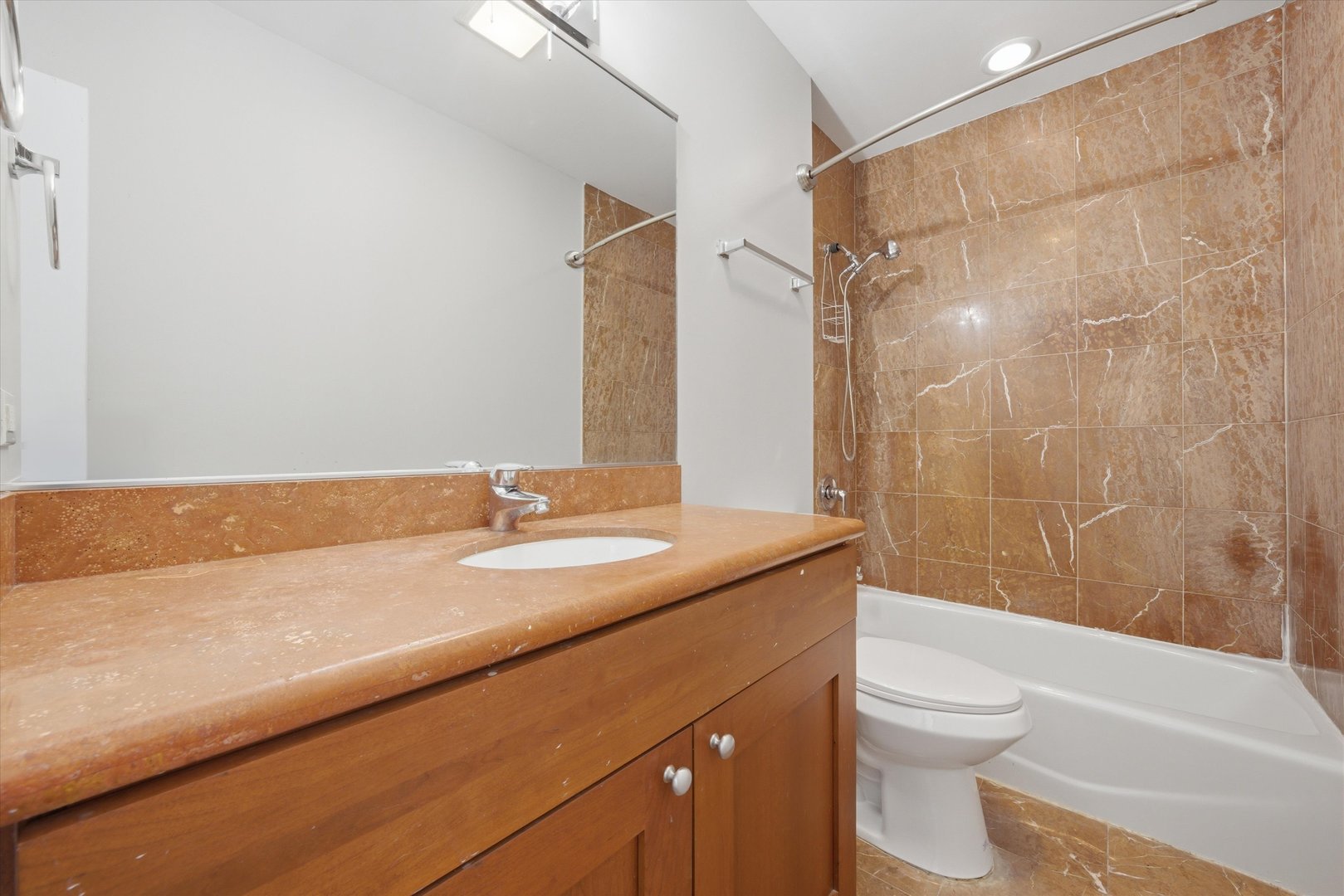 4956 S Champlain Avenue Unit: 1S