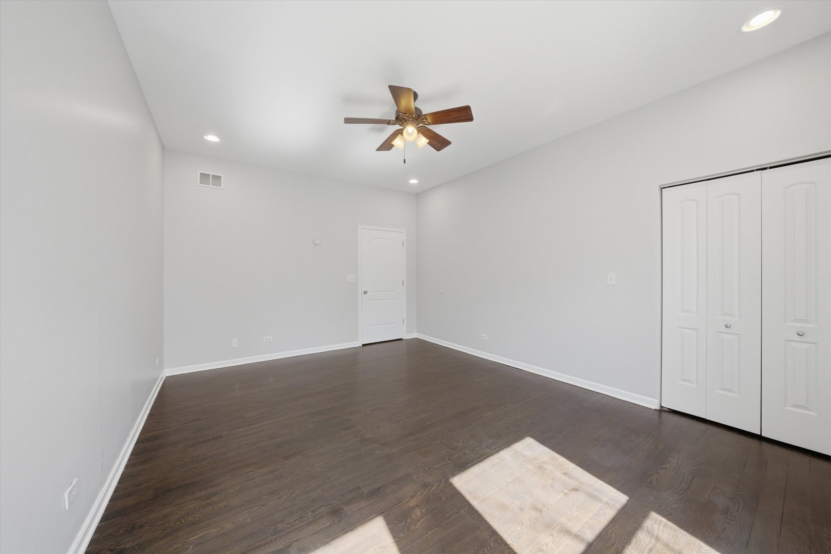 4956 S Champlain Avenue Unit: 1S