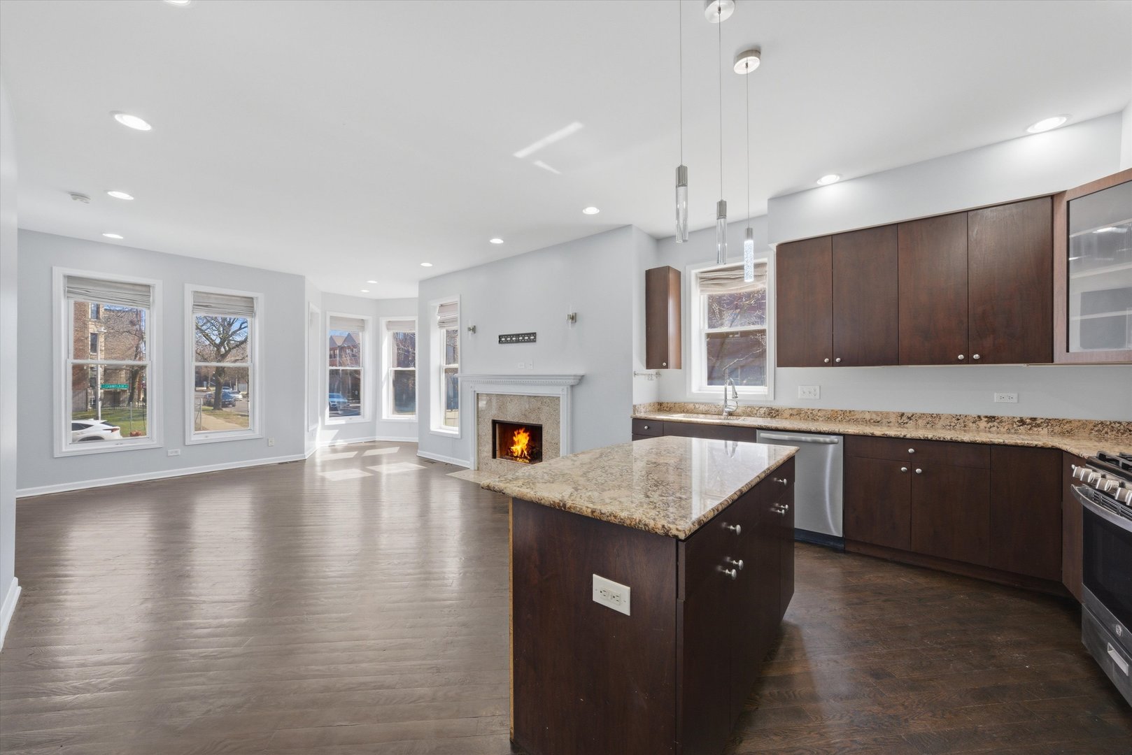4956 S Champlain Avenue Unit: 1S