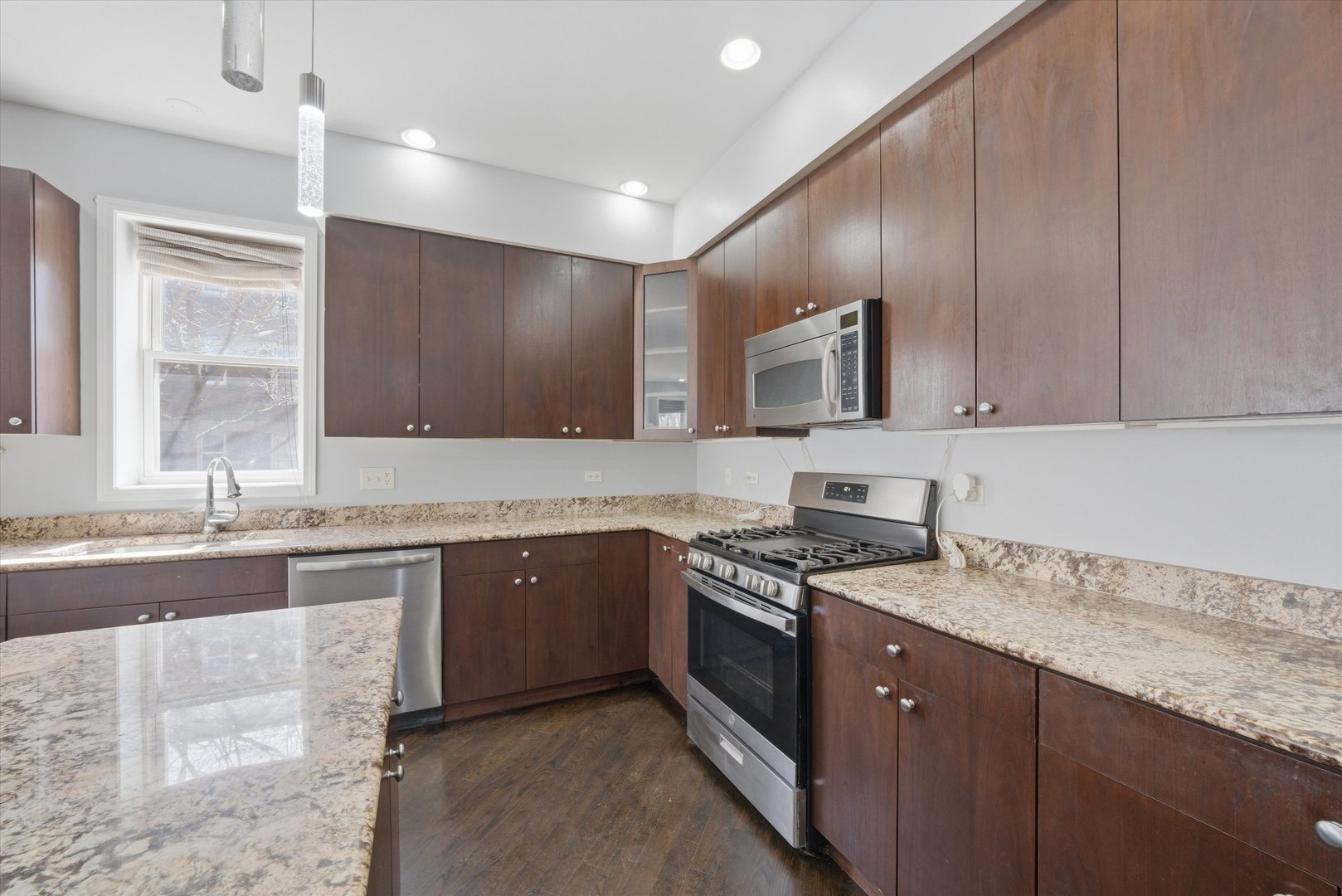 4956 S Champlain Avenue Unit: 1S