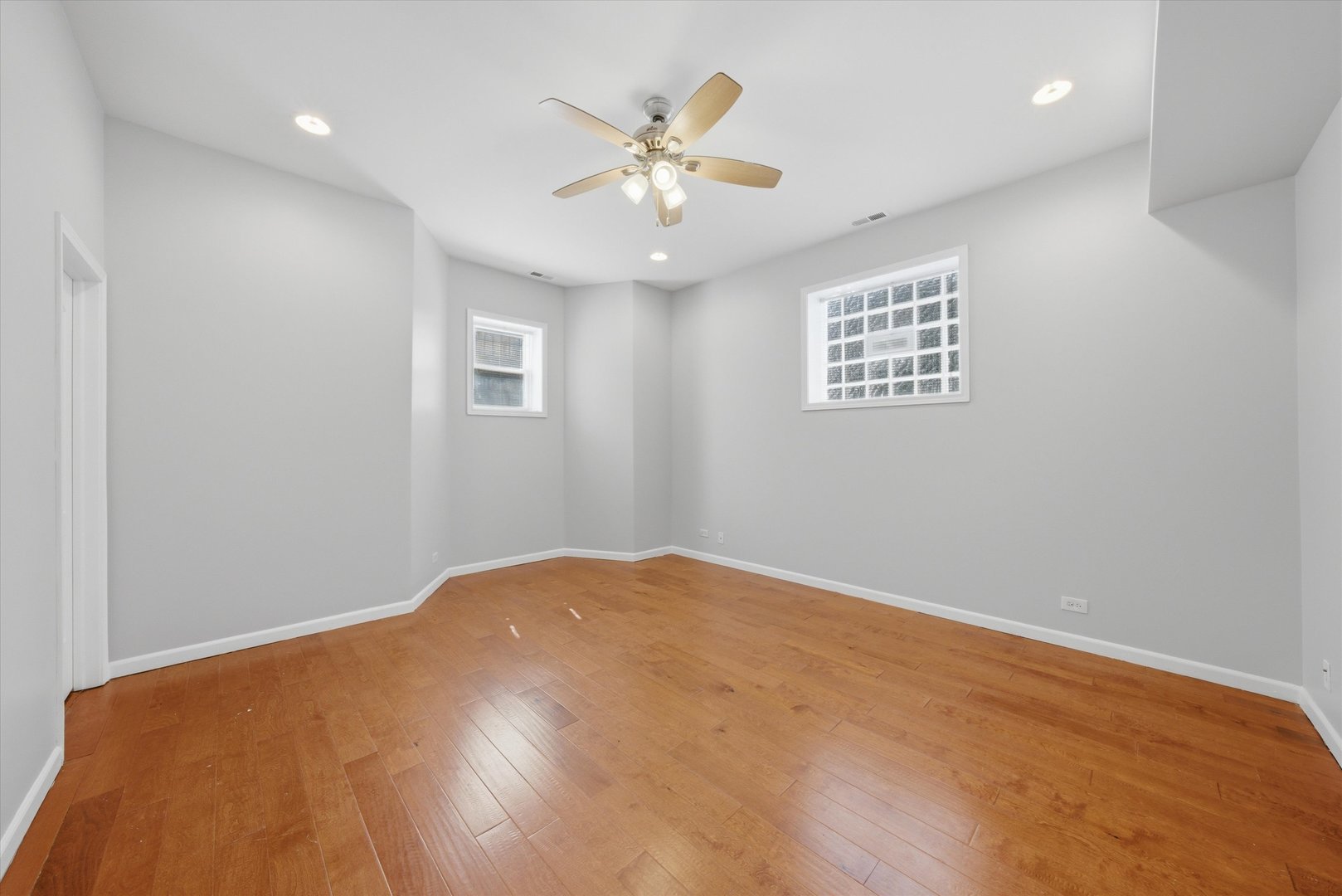 4956 S Champlain Avenue Unit: 1S