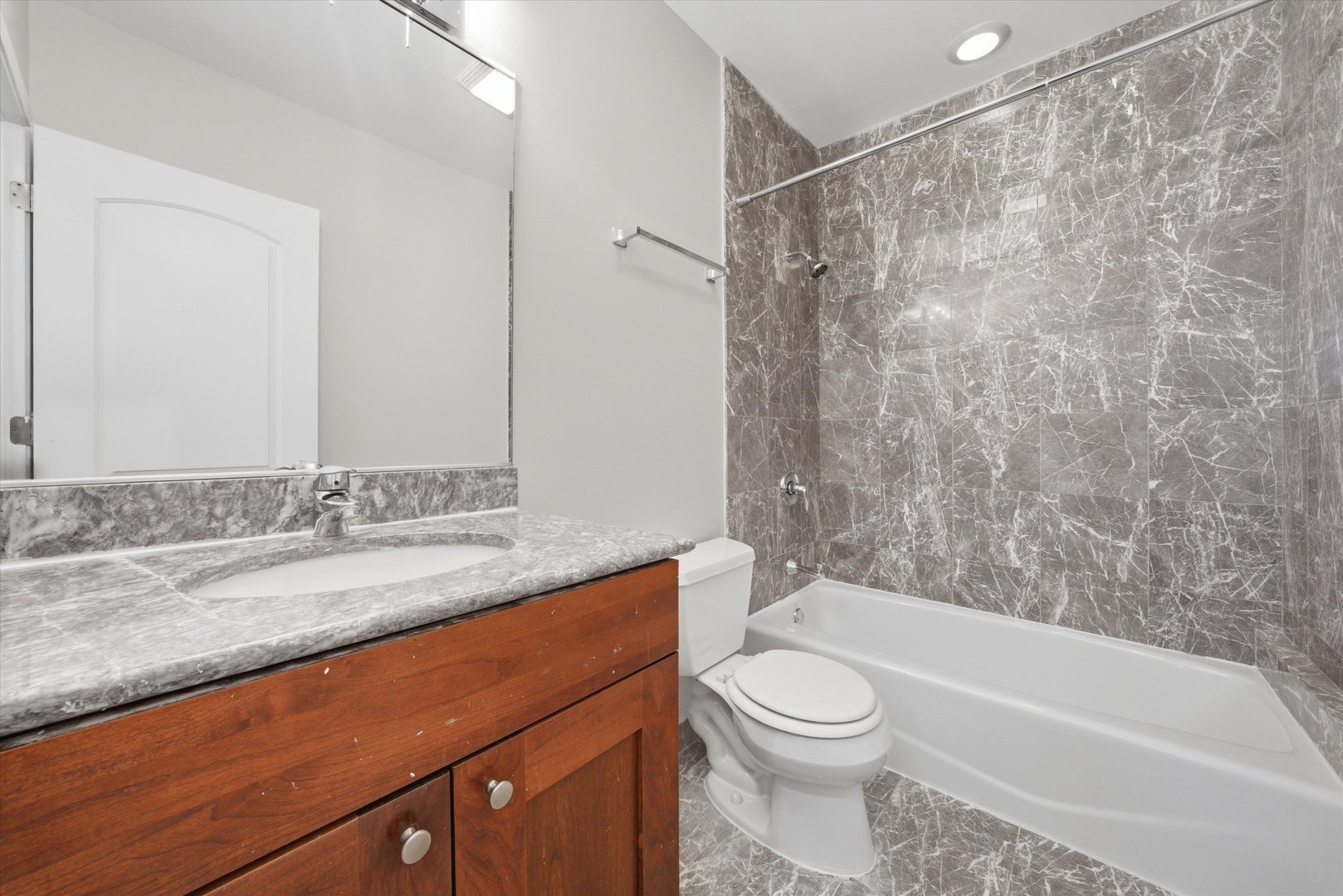 4956 S Champlain Avenue Unit: 1S