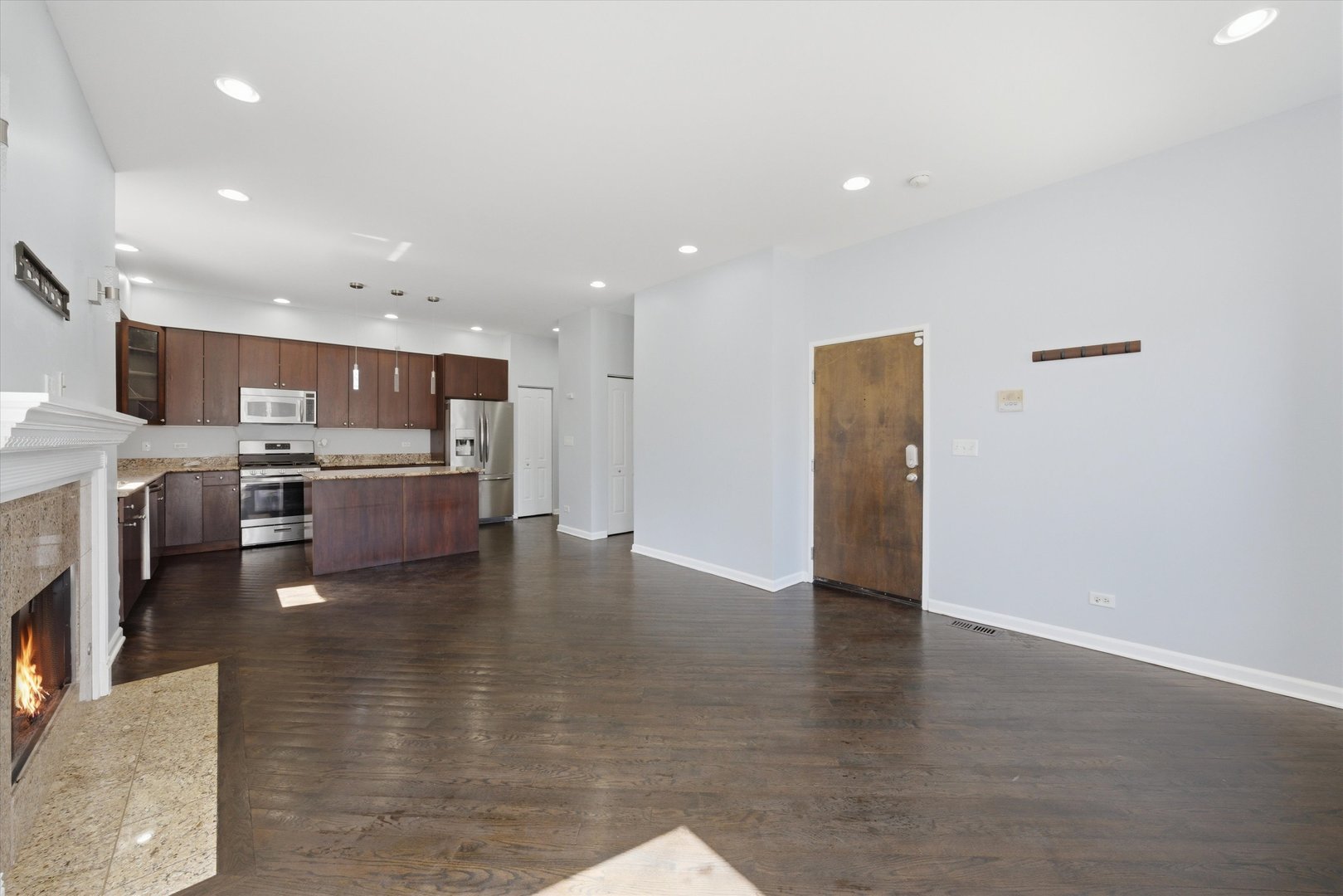 4956 S Champlain Avenue Unit: 1S