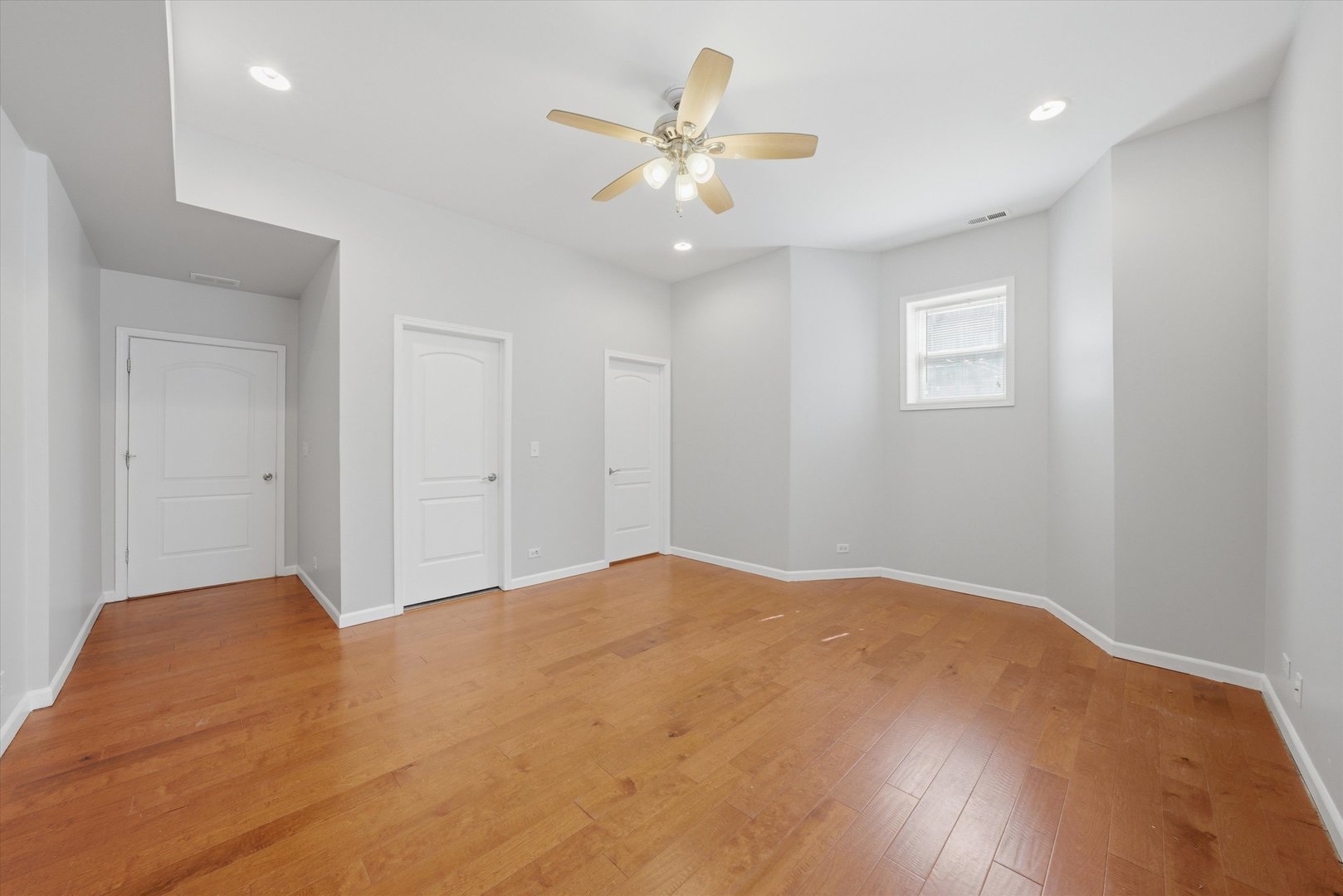 4956 S Champlain Avenue Unit: 1S
