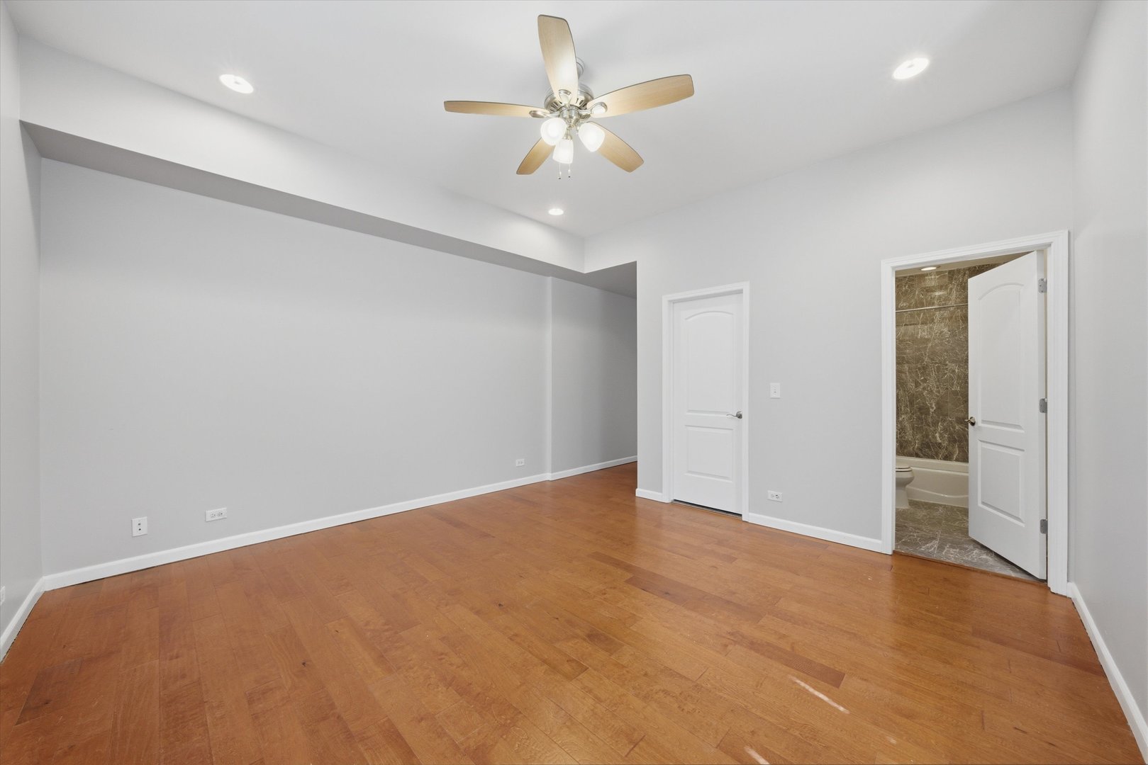 4956 S Champlain Avenue Unit: 1S