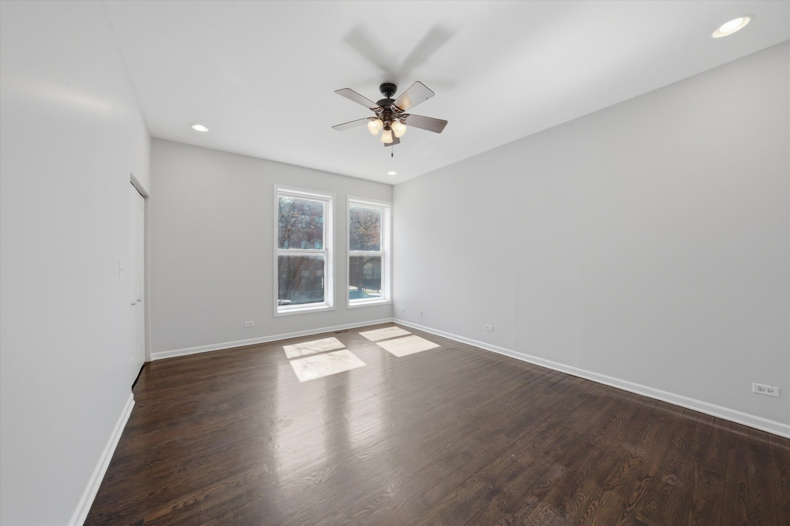 4956 S Champlain Avenue Unit: 1S