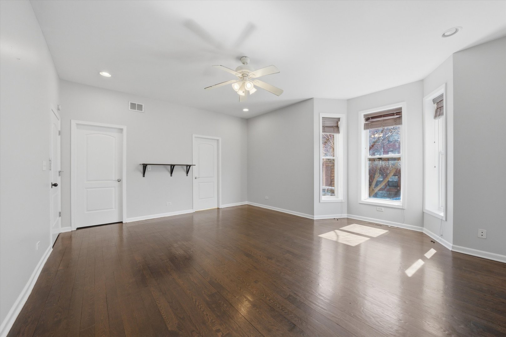 4956 S Champlain Avenue Unit: 1S