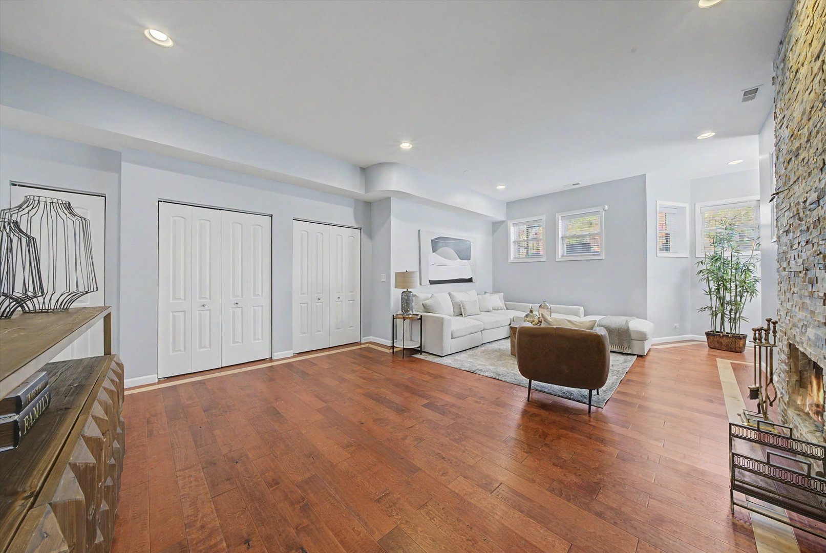 4956 S Champlain Avenue Unit: 1S