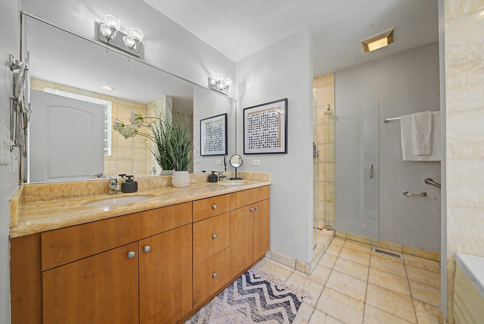 4956 S Champlain Avenue Unit: 1S
