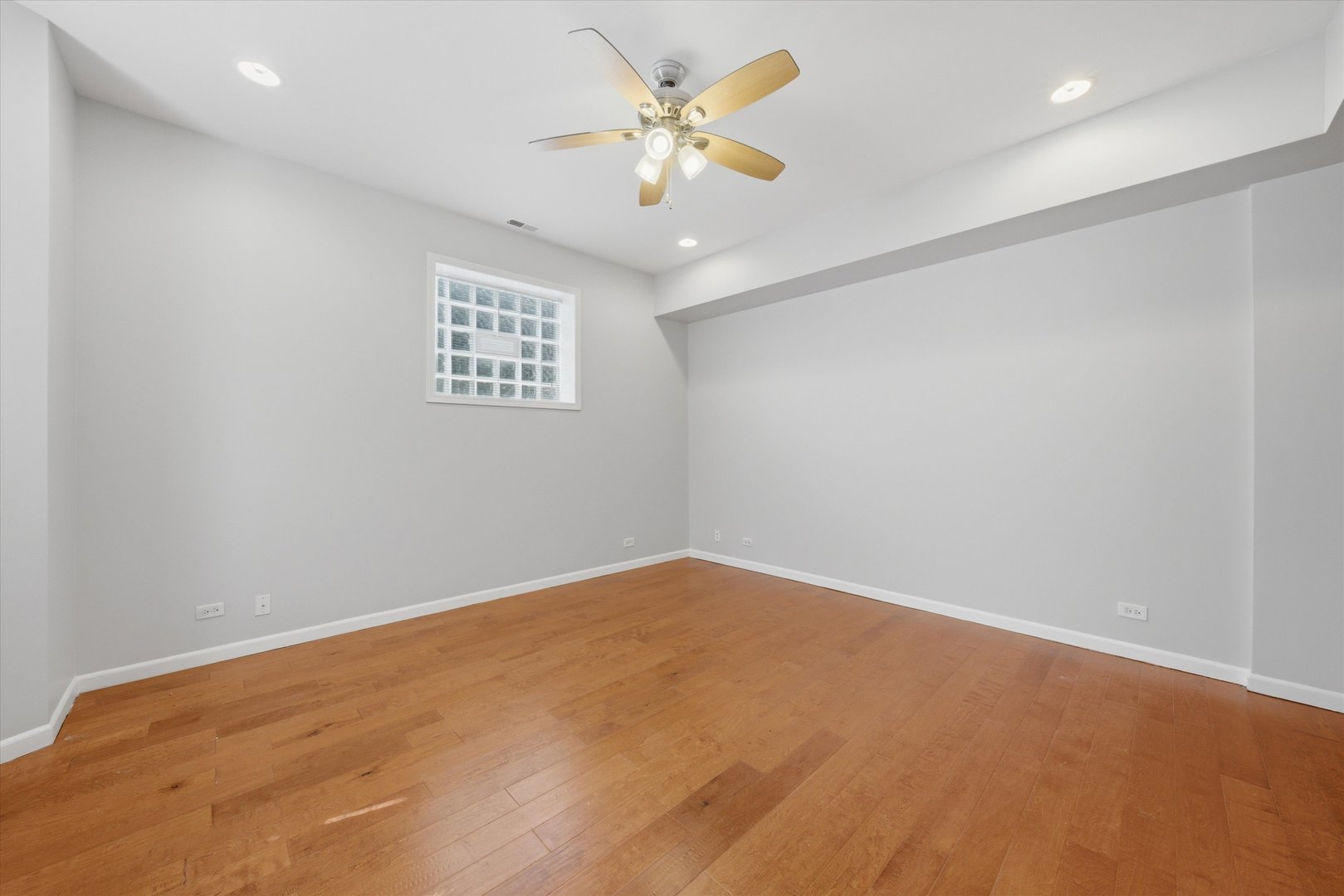 4956 S Champlain Avenue Unit: 1S