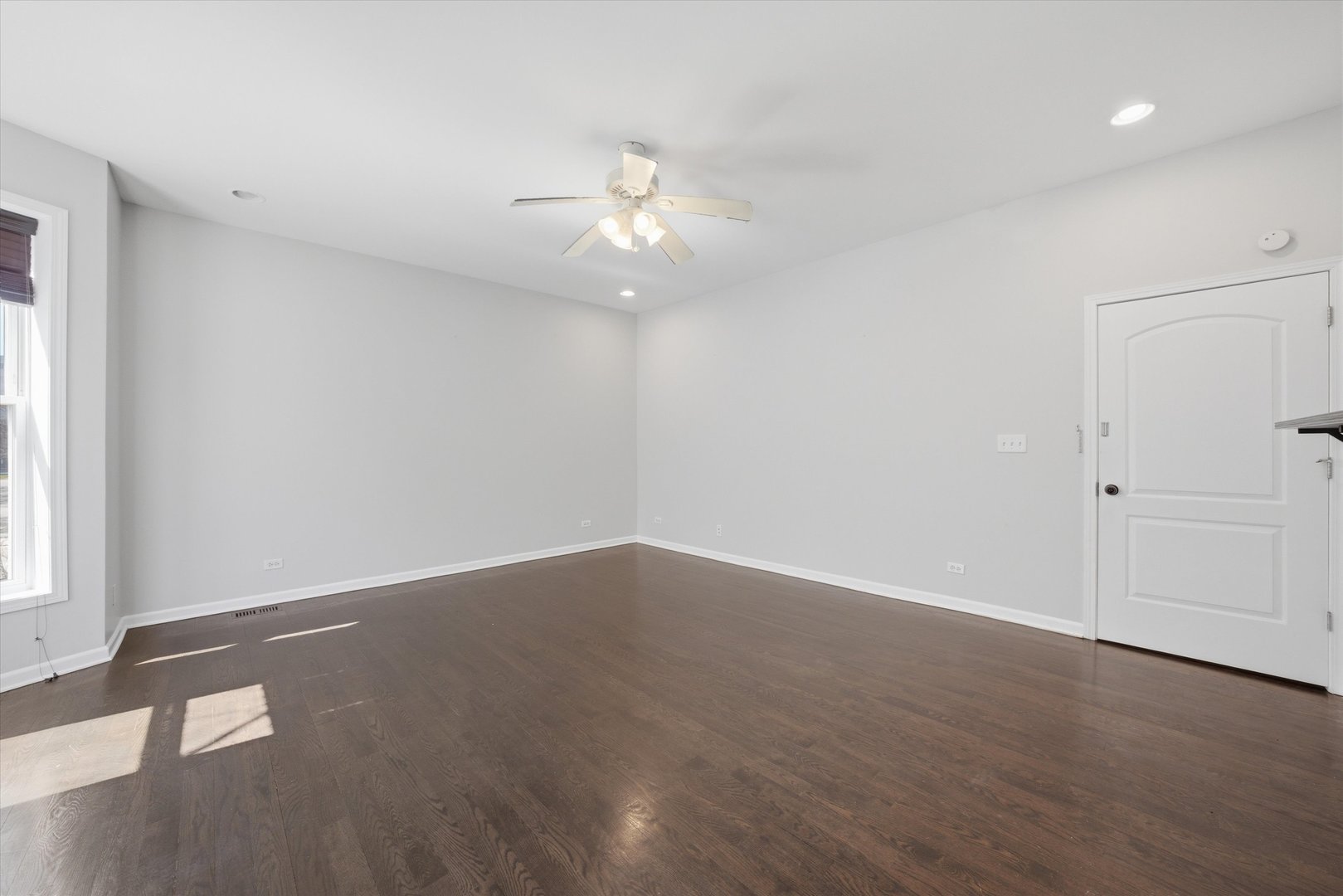 4956 S Champlain Avenue Unit: 1S