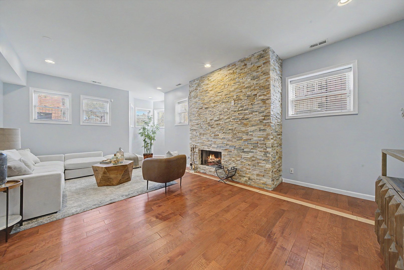 4956 S Champlain Avenue Unit: 1S