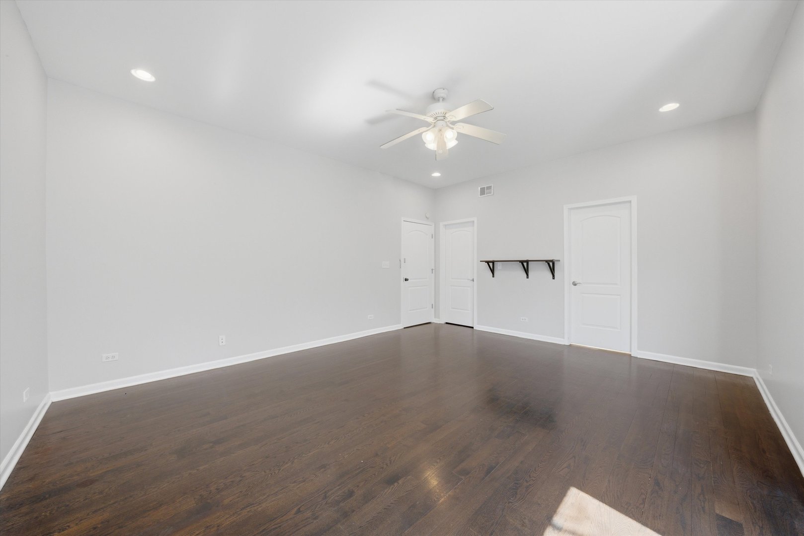 4956 S Champlain Avenue Unit: 1S