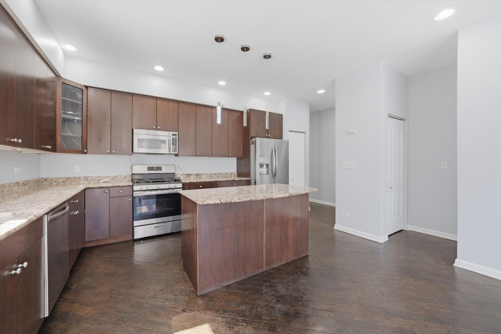 4956 S Champlain Avenue Unit: 1S