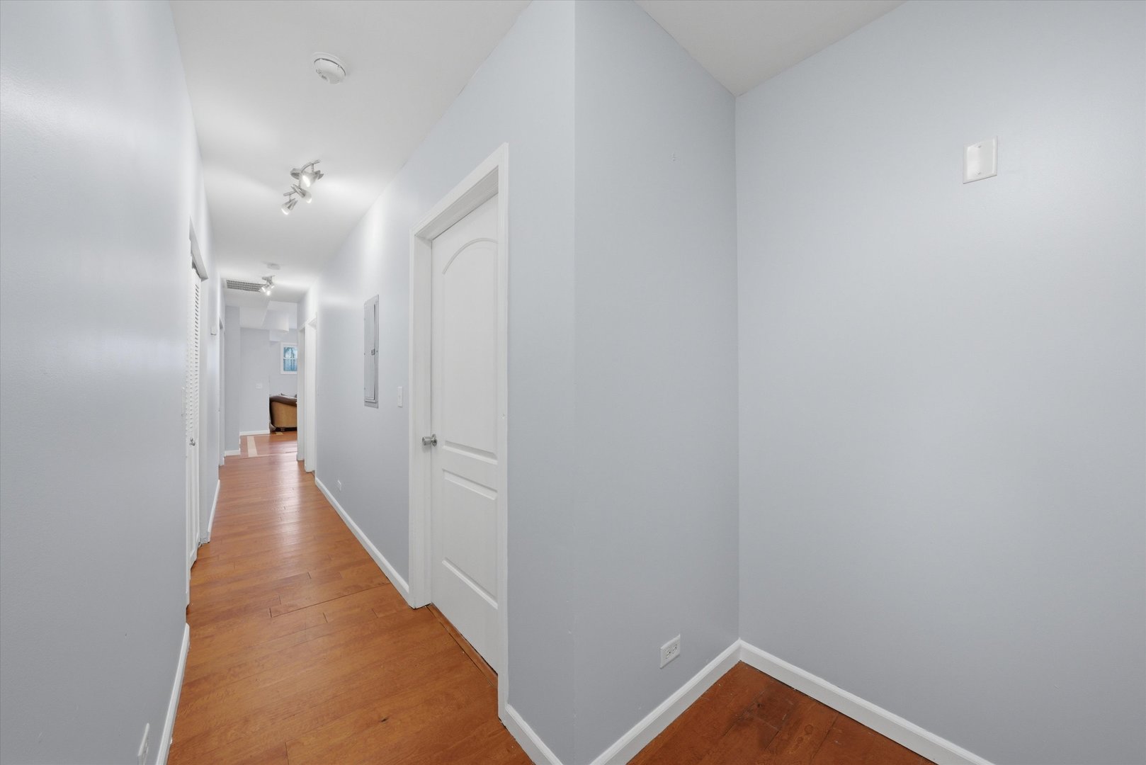 4956 S Champlain Avenue Unit: 1S