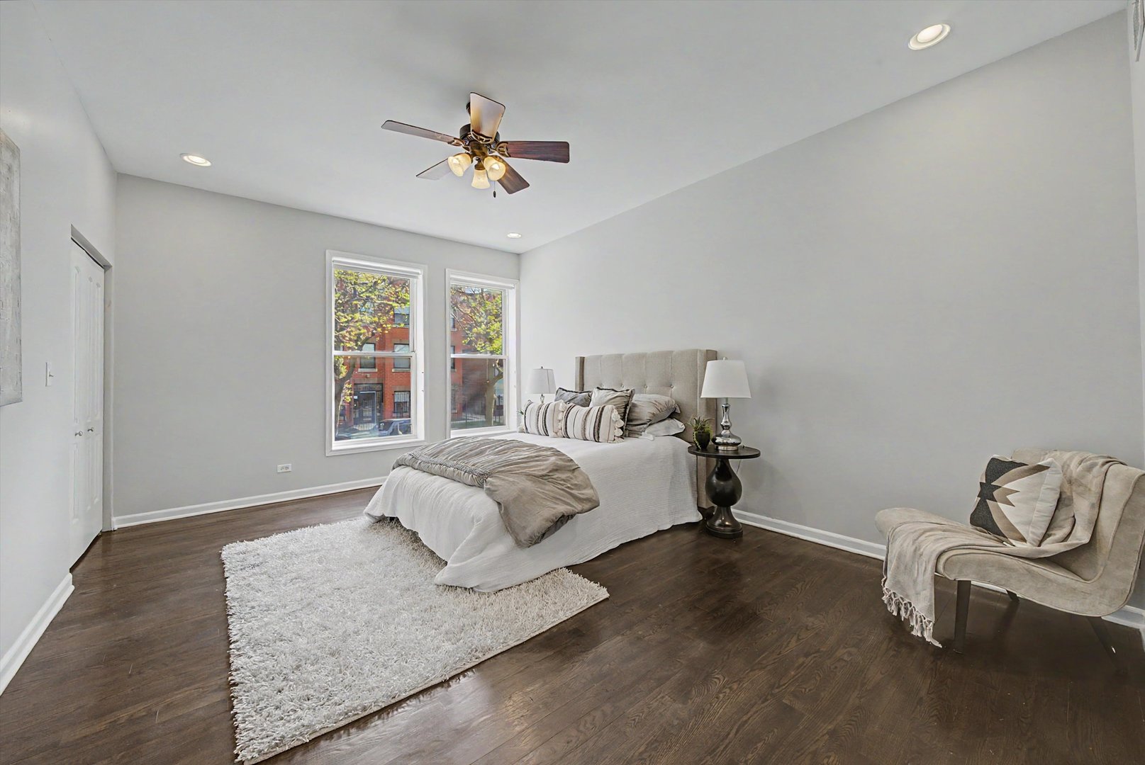 4956 S Champlain Avenue Unit: 1S