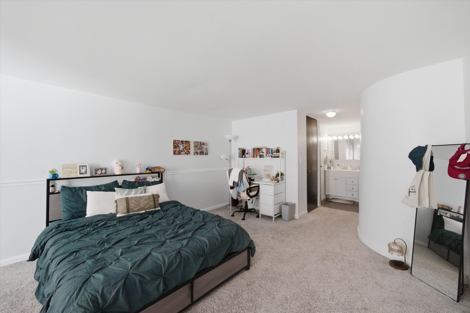 1221 N Dearborn Street Unit: 608S